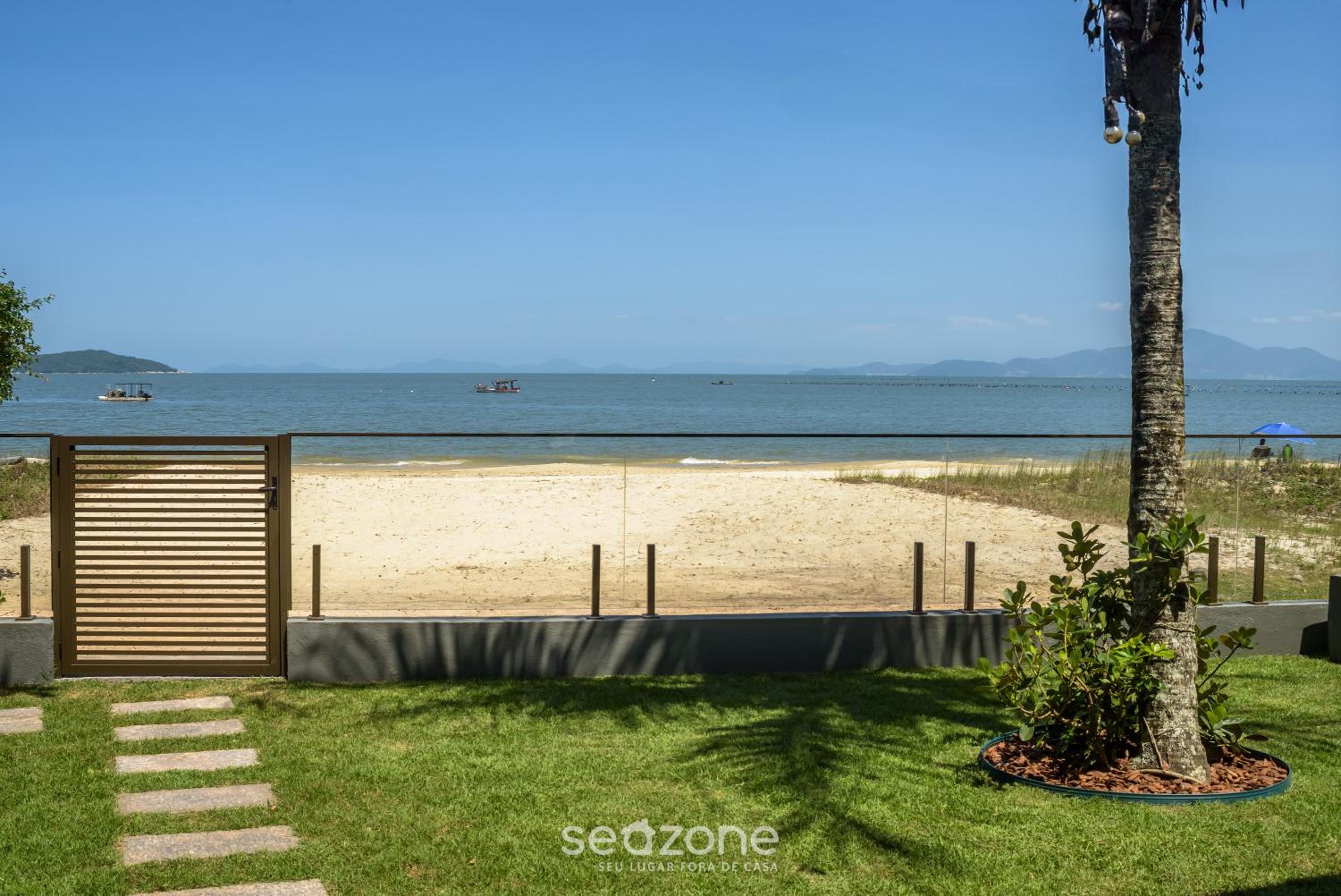 6BR Beachfront Home in Bombinhas ABM0101