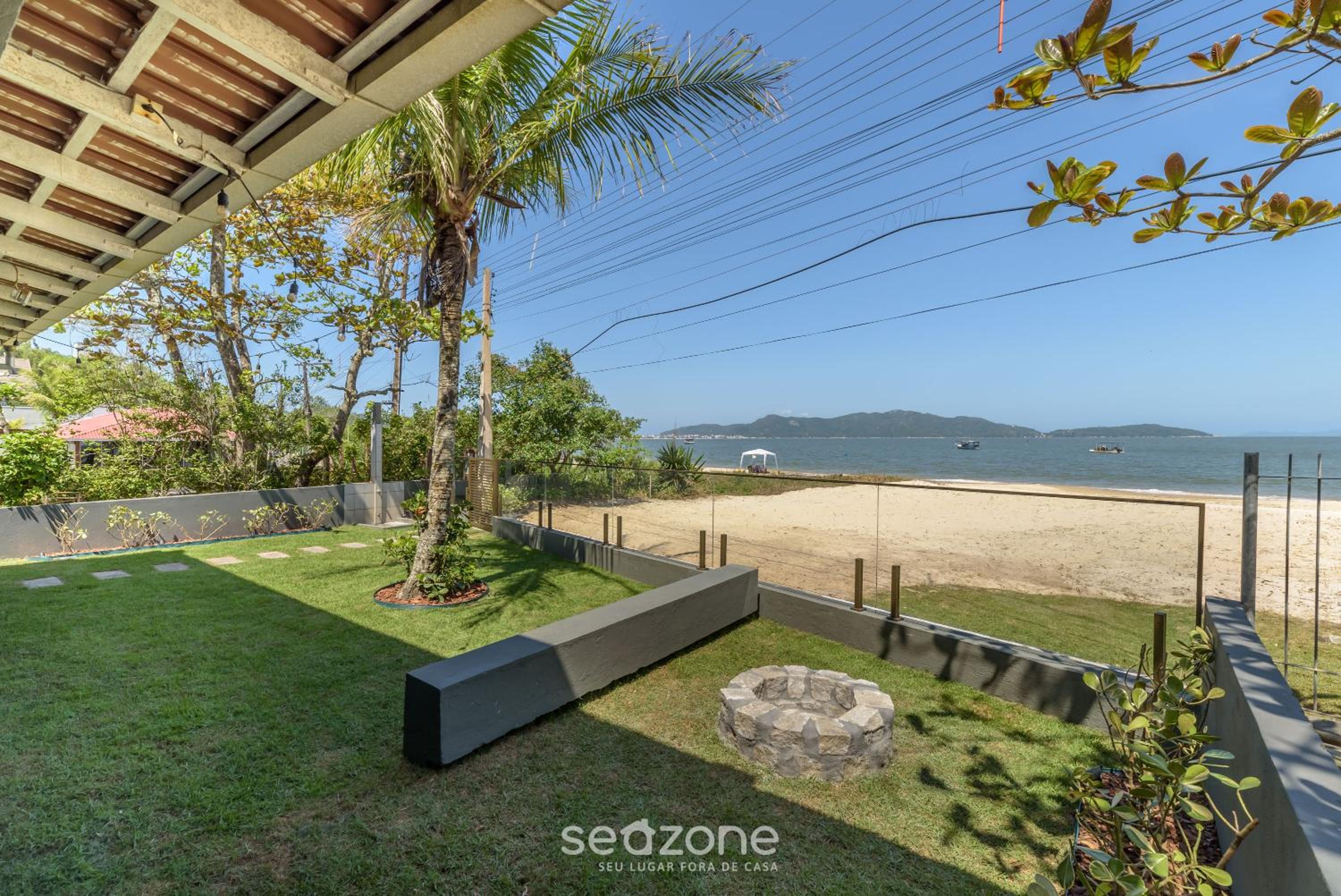6BR Beachfront Home in Bombinhas ABM0101