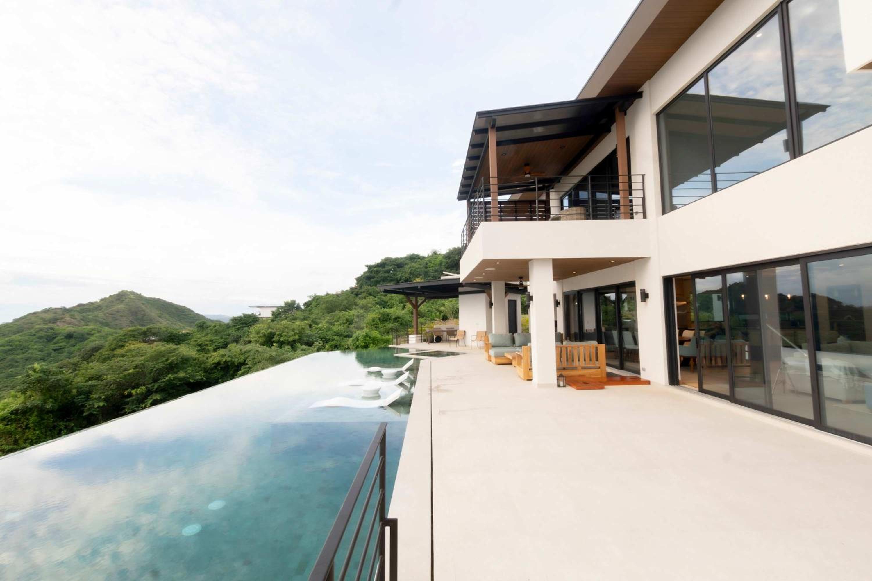 Stunning Ocean View 6 BD Villa