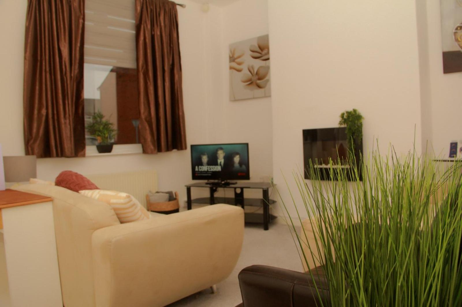 Elegant House, Near Haigh Woodland Park - Hi-Speed Wi-Fi - Easy Parking view 2