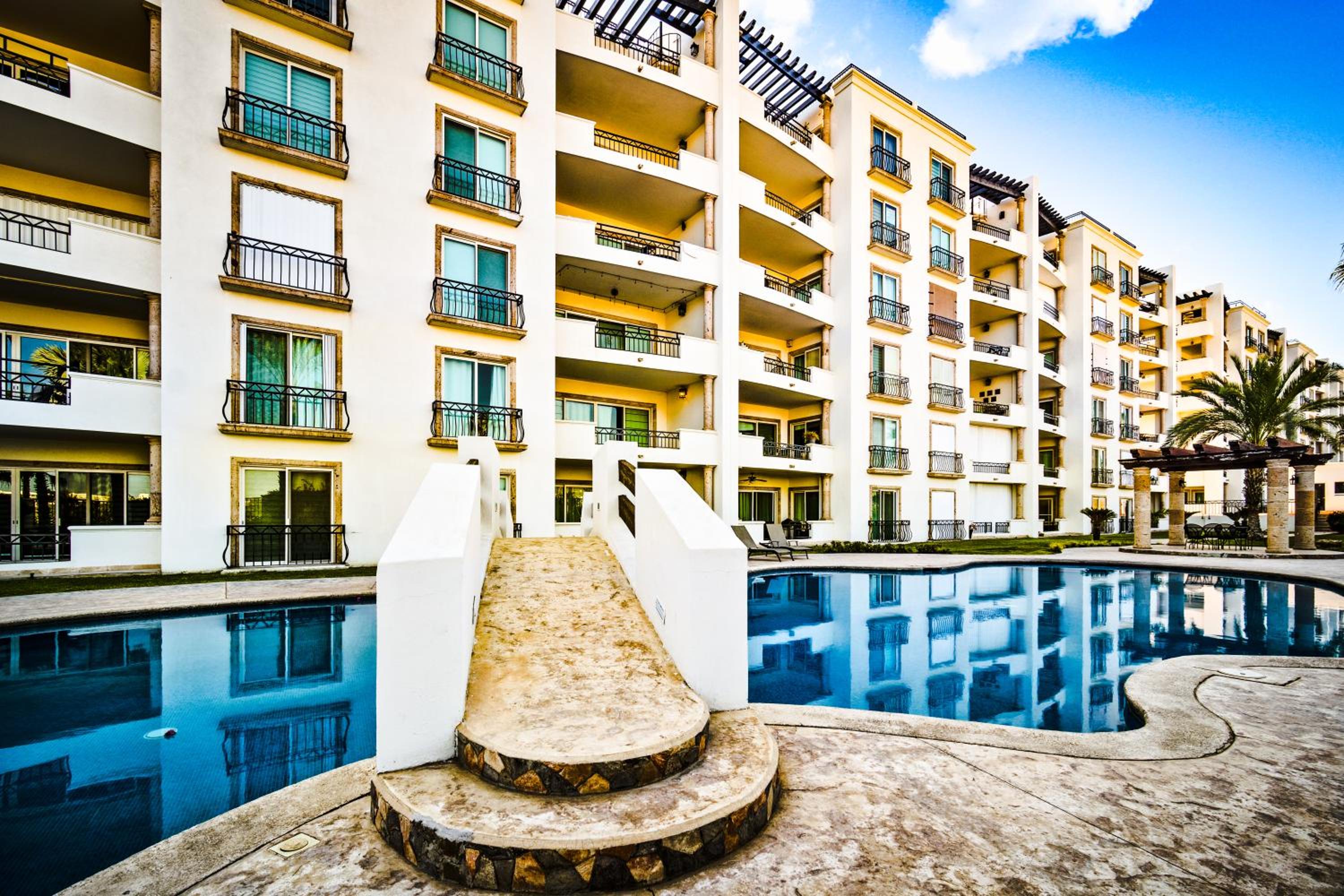 Casa Sirena- Secure & Private Poolside Retreat