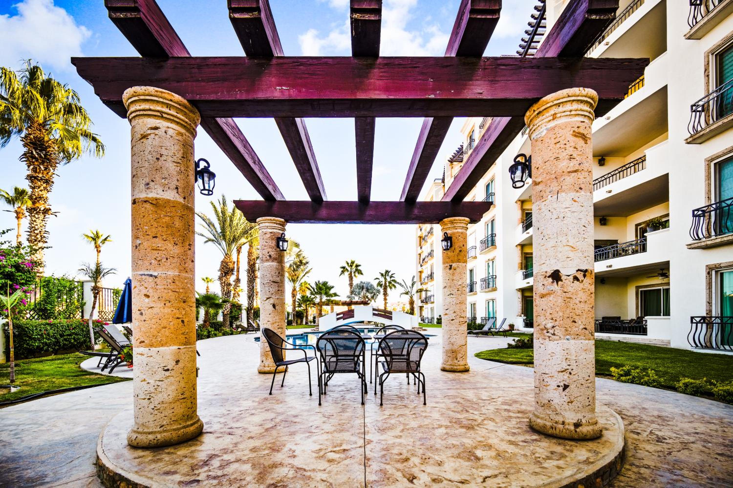 Casa Sirena- Secure & Private Poolside Retreat