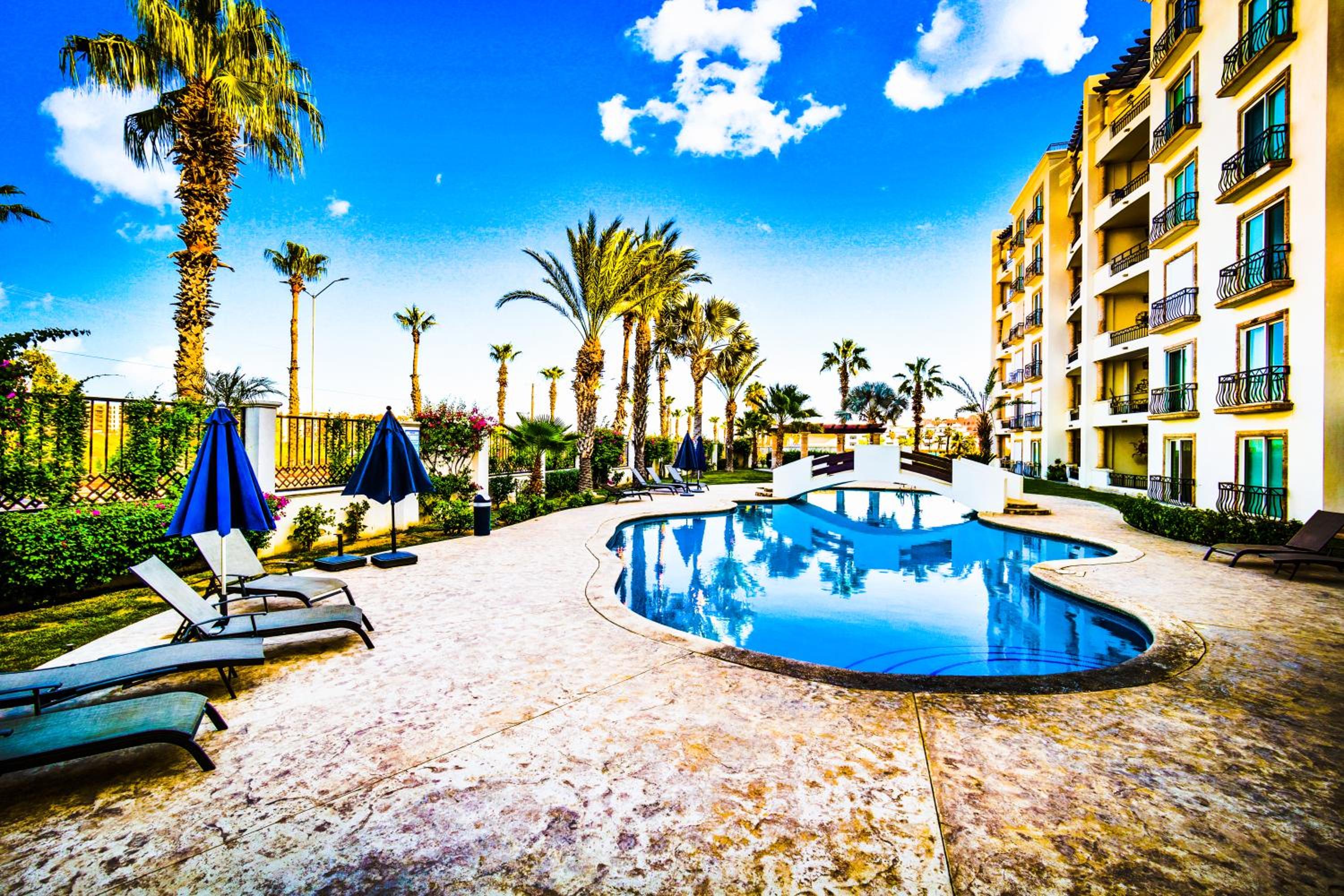 Casa Sirena- Secure & Private Poolside Retreat