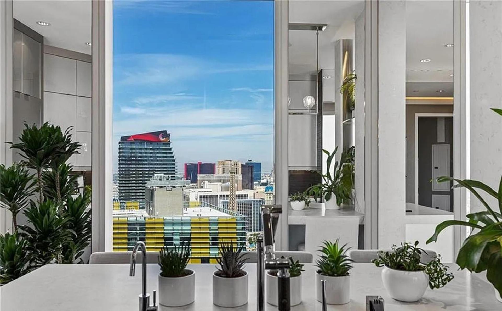 Lavish High-floor Penthouse With Panoramic Views view 2