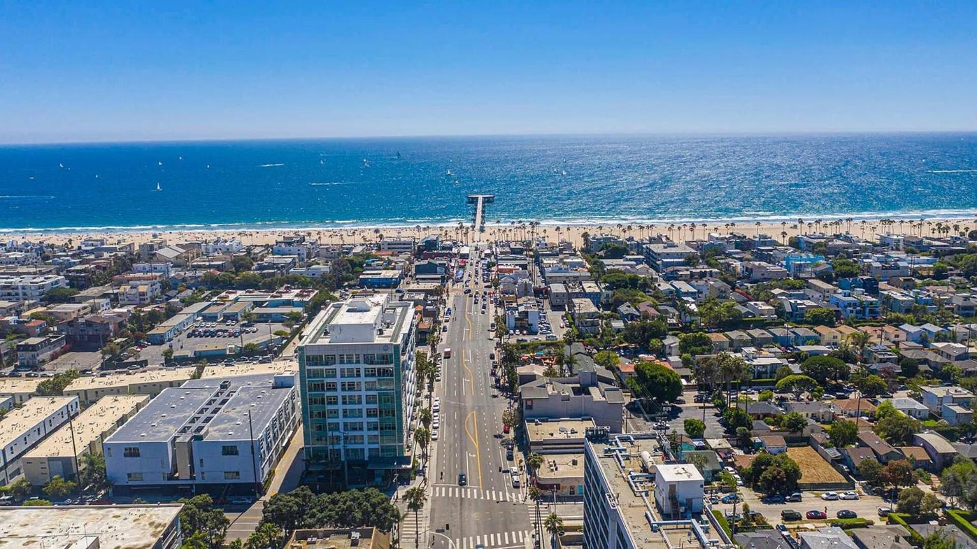 Luxurious Three-bedroom Penthouse Marina Views