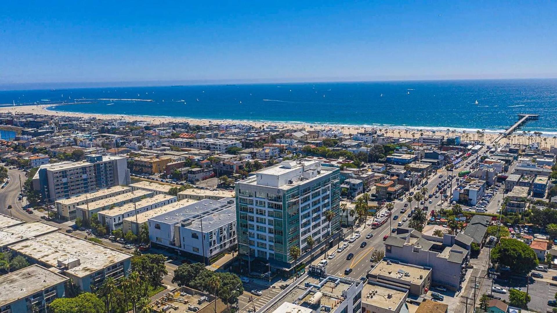 Luxurious Three-bedroom Penthouse Marina Views