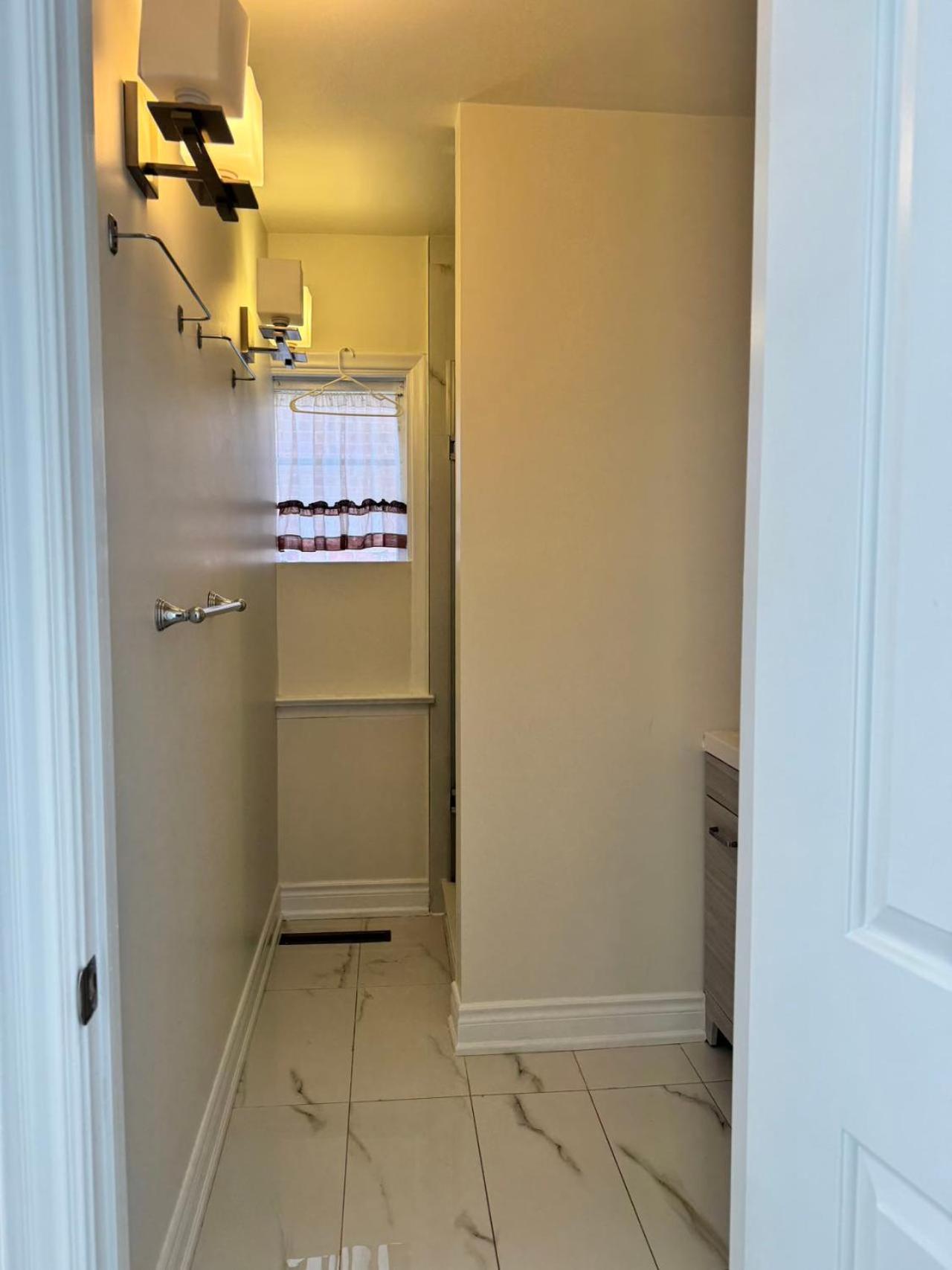 Queen bedroom near Finch Subway