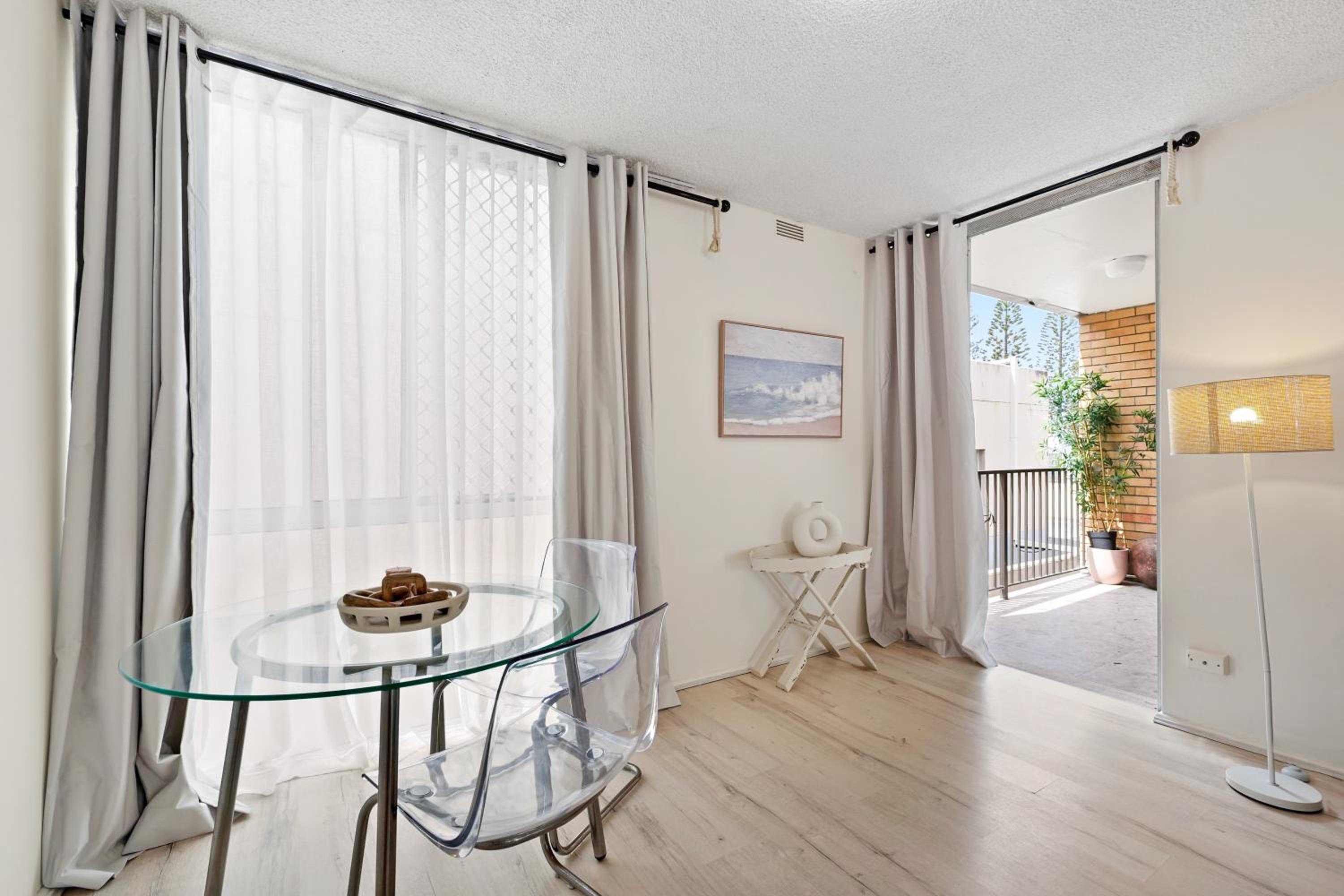 Cozy Central Beachfront Surfers Paradise