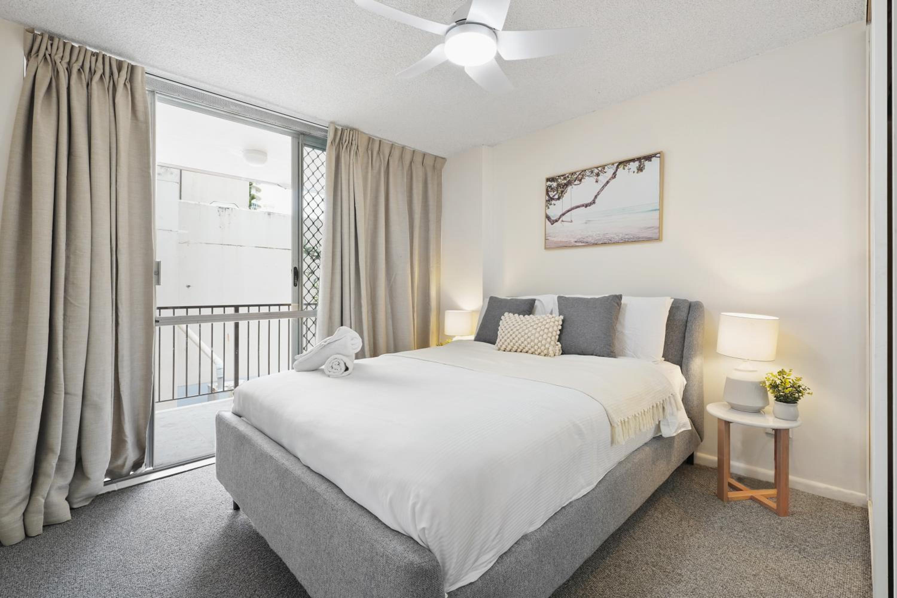 Cozy Central Beachfront Surfers Paradise
