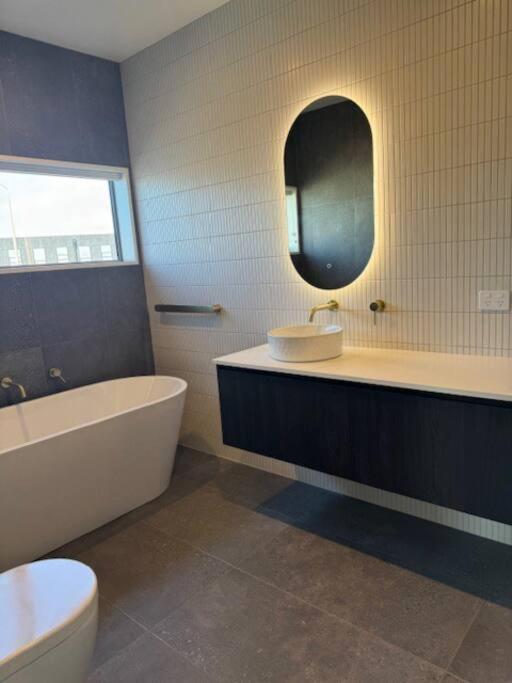 Location and luxury in Timaru view 2