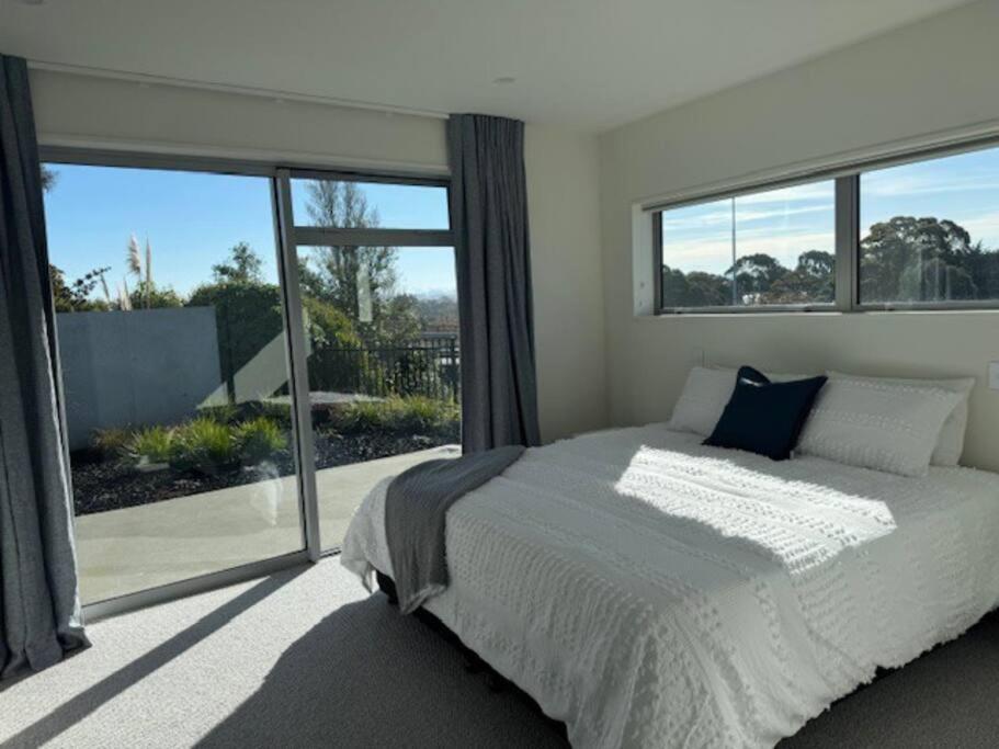 Location and luxury in Timaru view 4