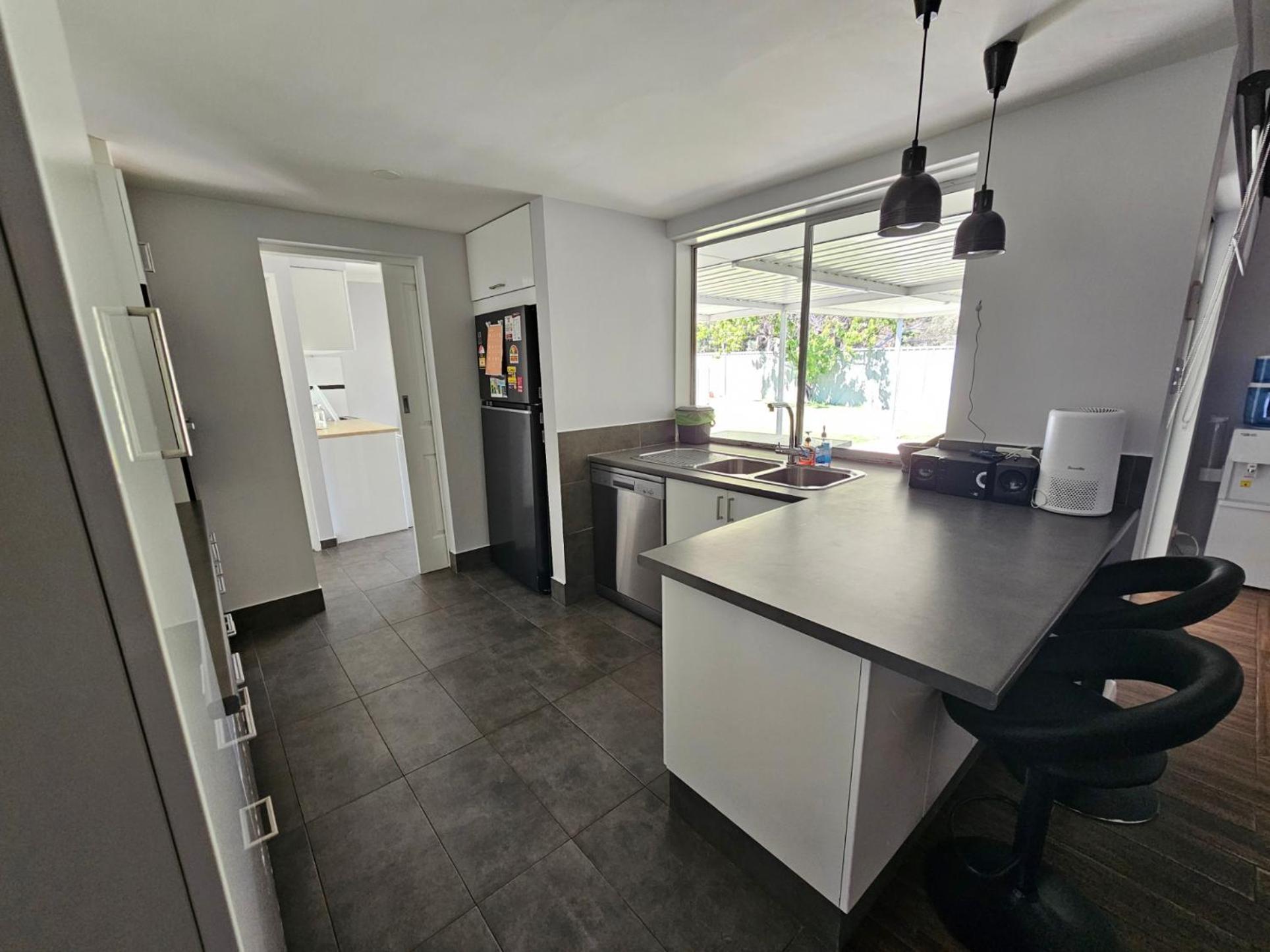 Deluxe modern family home with Pool