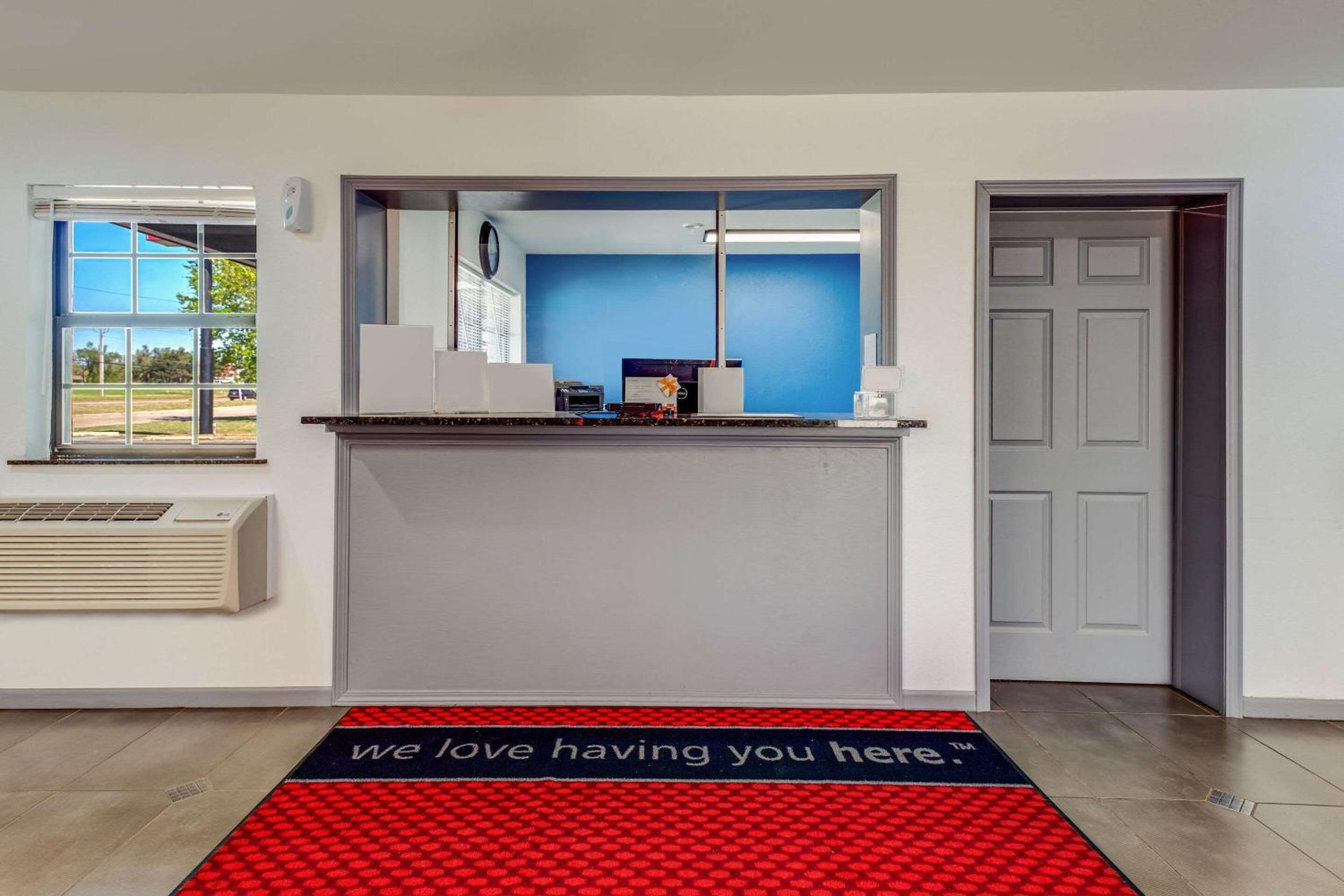 Enid Vacations - Econo Lodge Inn  Suites - Property Image 2