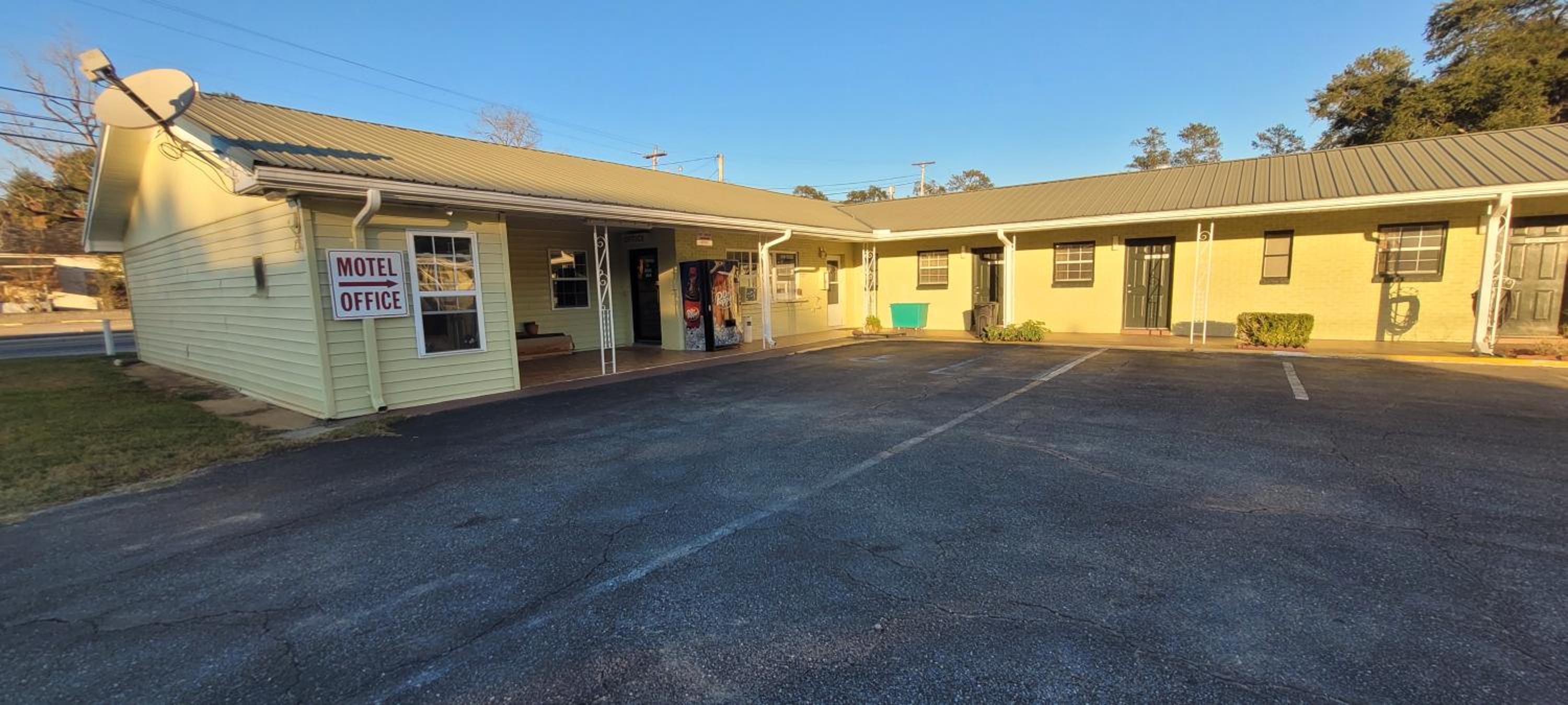 Riviera Motel Elba Near Enterprise US 84 view 5