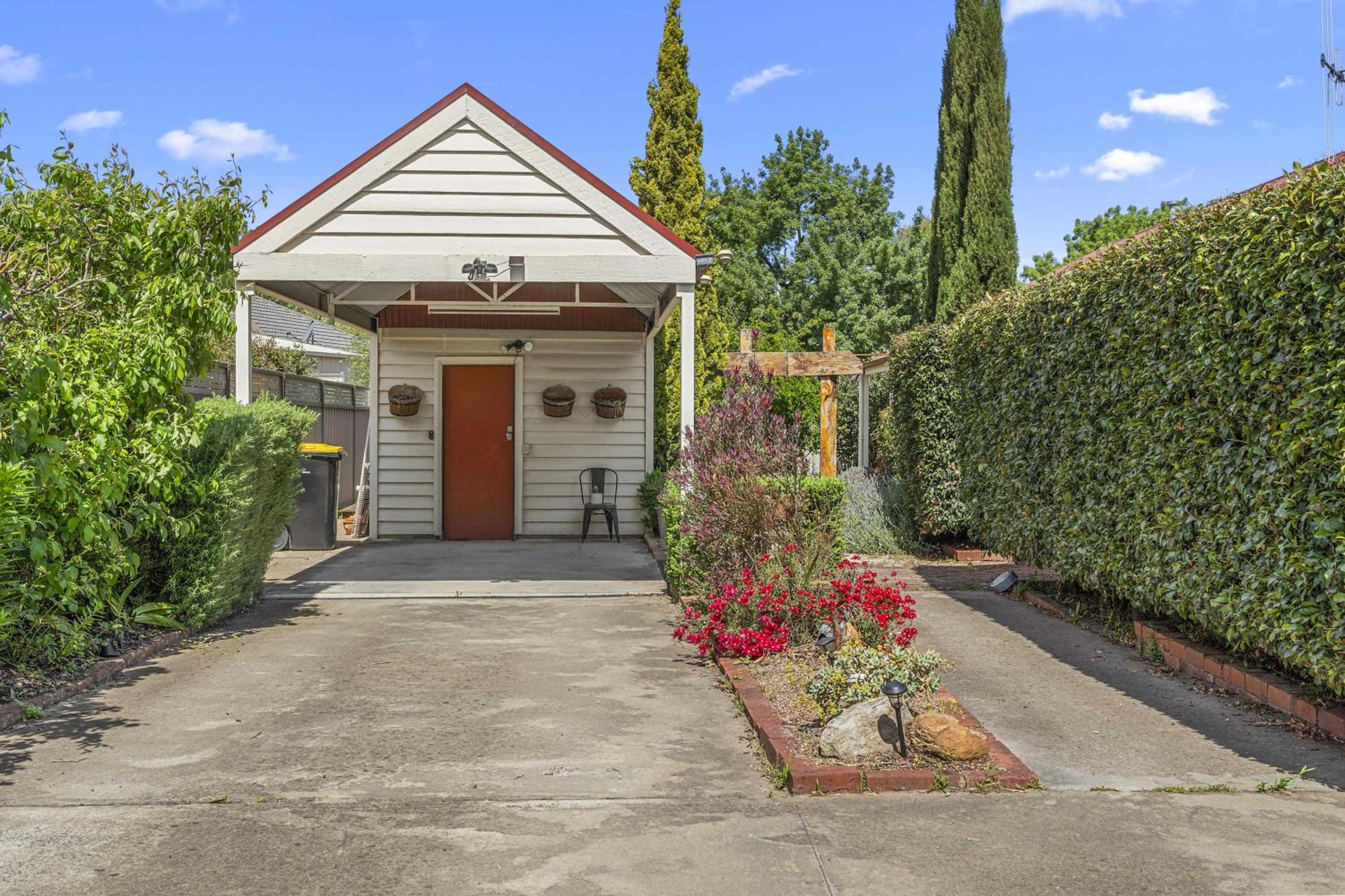 Quaint Garden Oasis with Free Parking