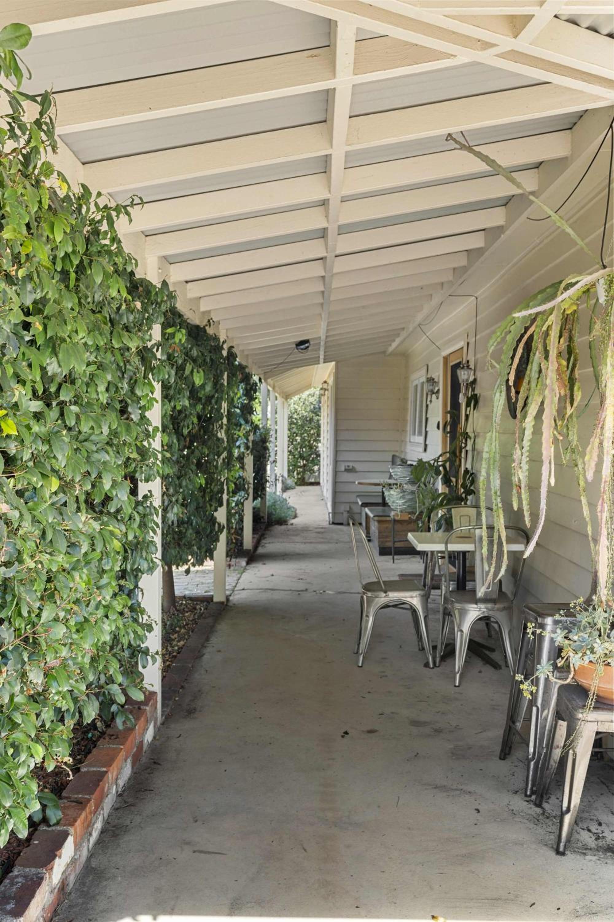 Quaint Garden Oasis with Free Parking