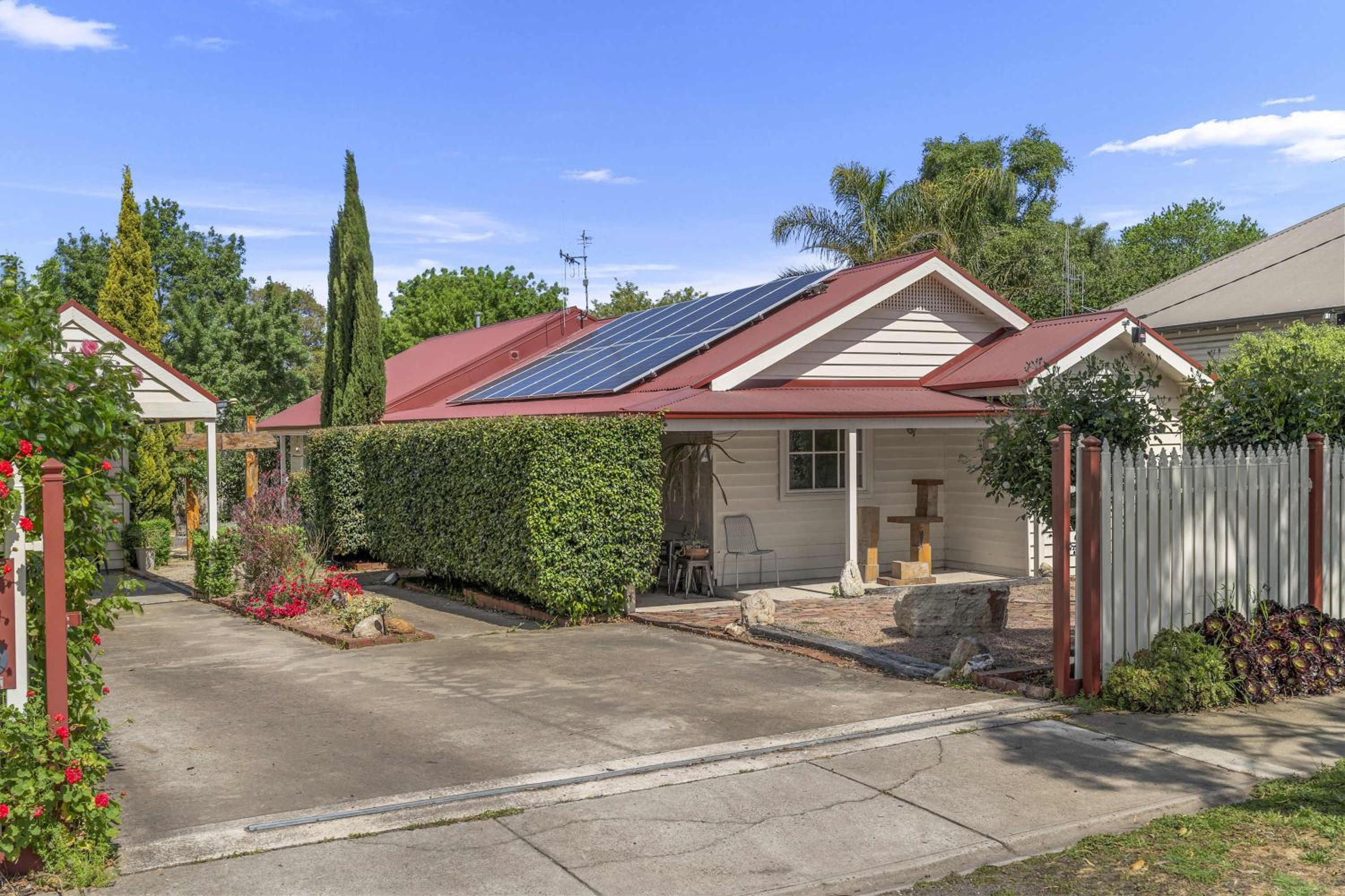 Quaint Garden Oasis with Free Parking