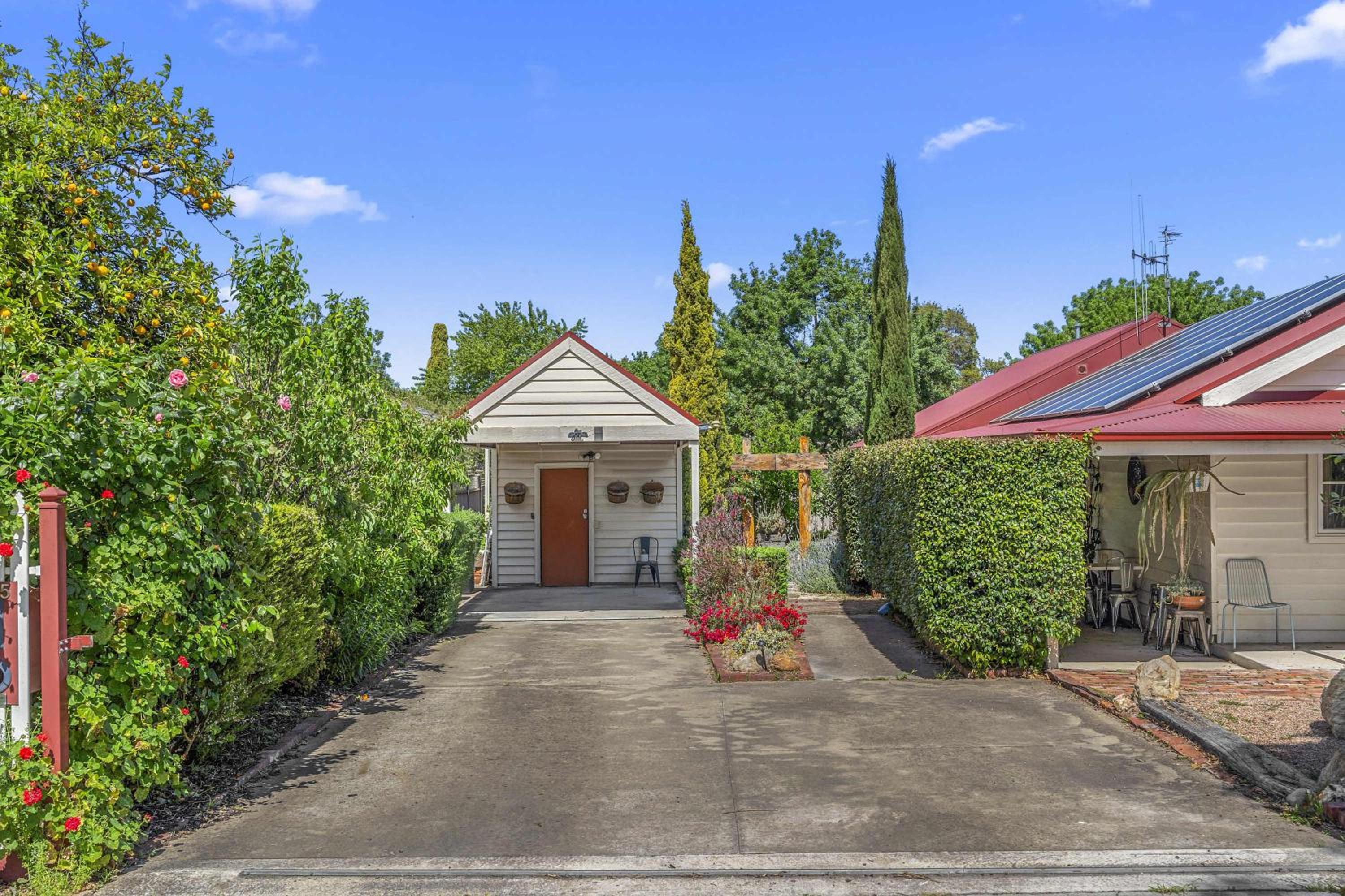 Quaint Garden Oasis with Free Parking