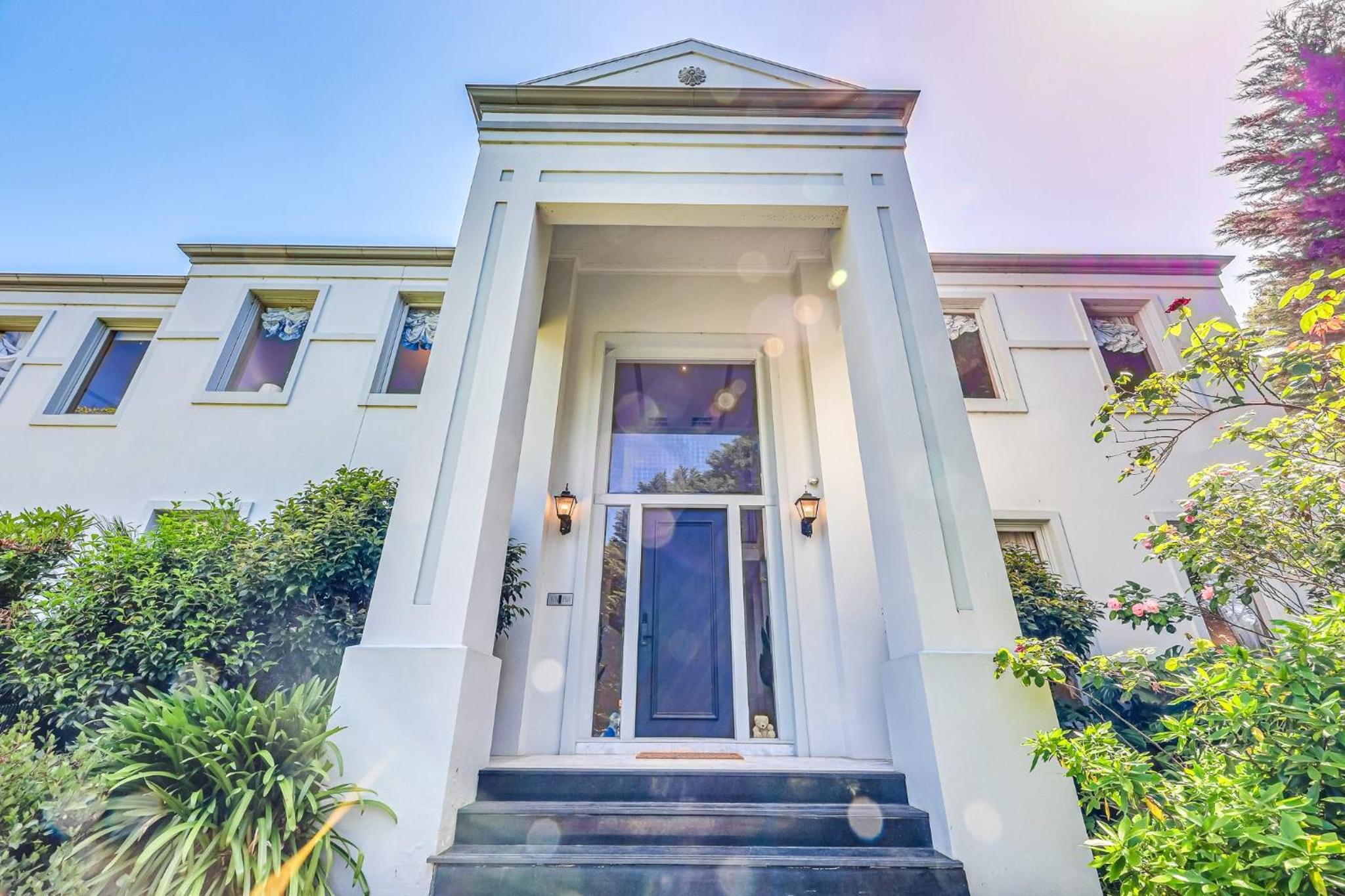 StayAU Expansive 7BR Villa Scenic Warrandyte