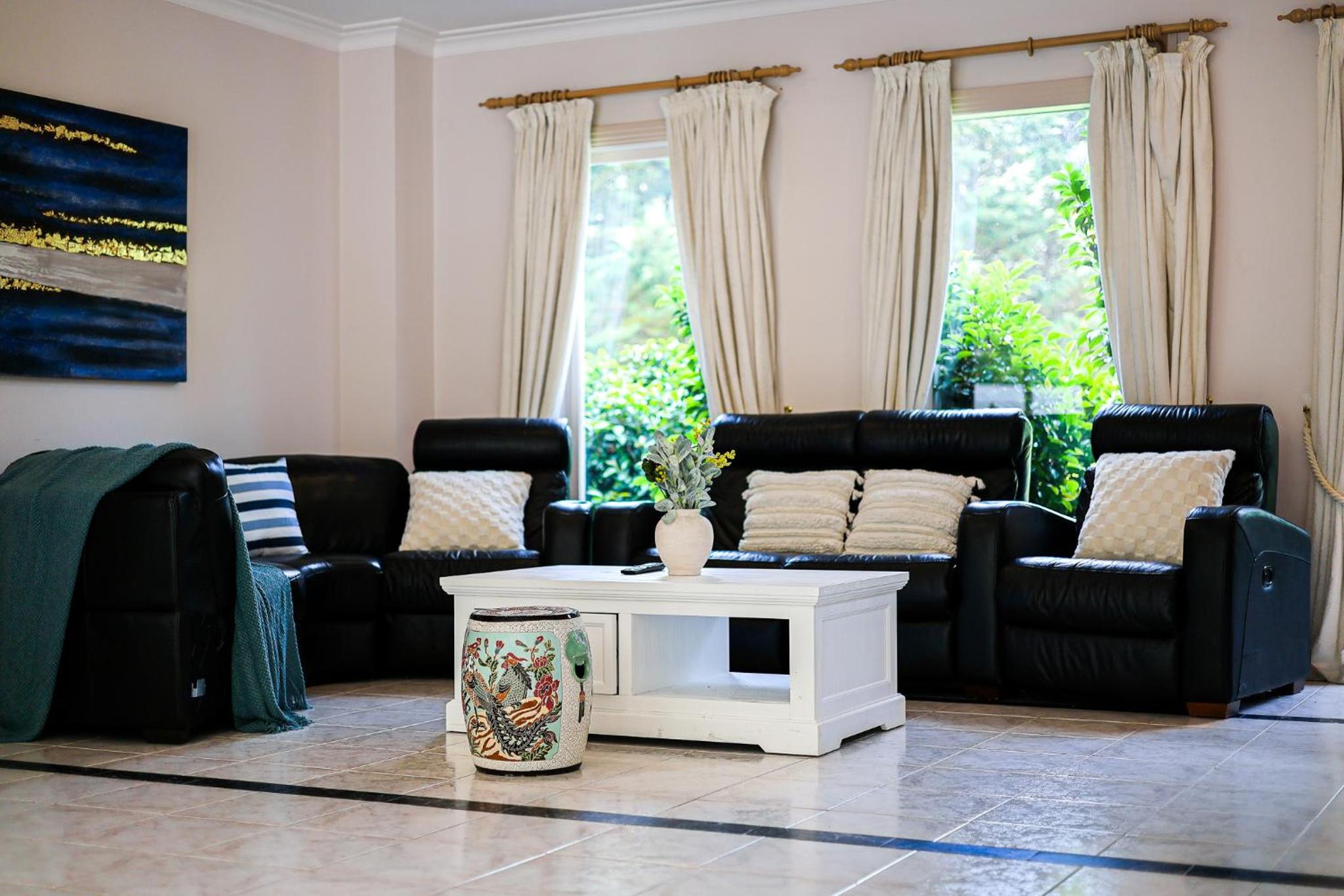 StayAU Expansive 7BR Villa Scenic Warrandyte