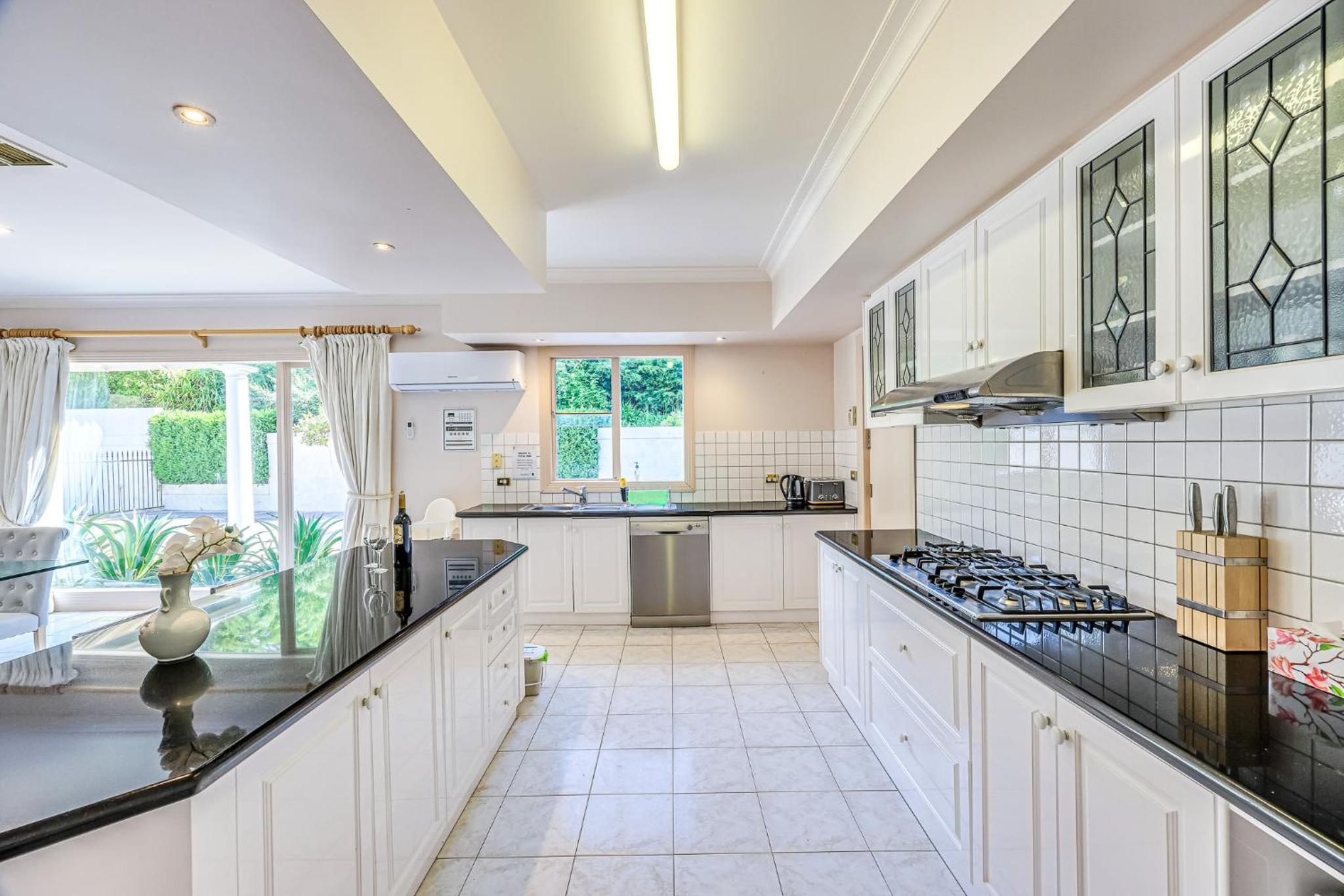 StayAU Expansive 7BR Villa Scenic Warrandyte