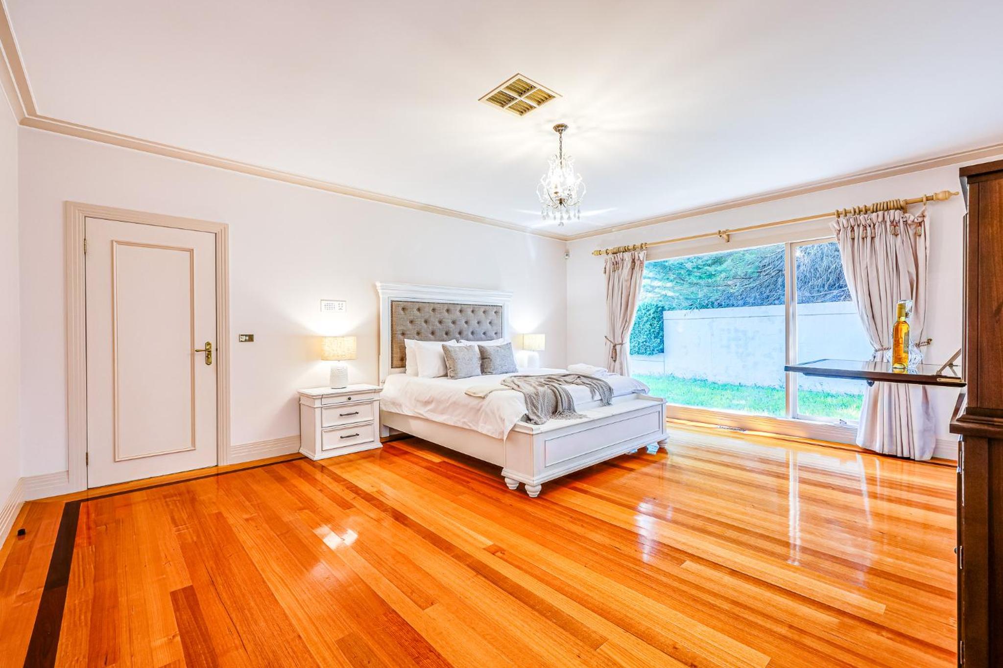 StayAU Expansive 7BR Villa Scenic Warrandyte