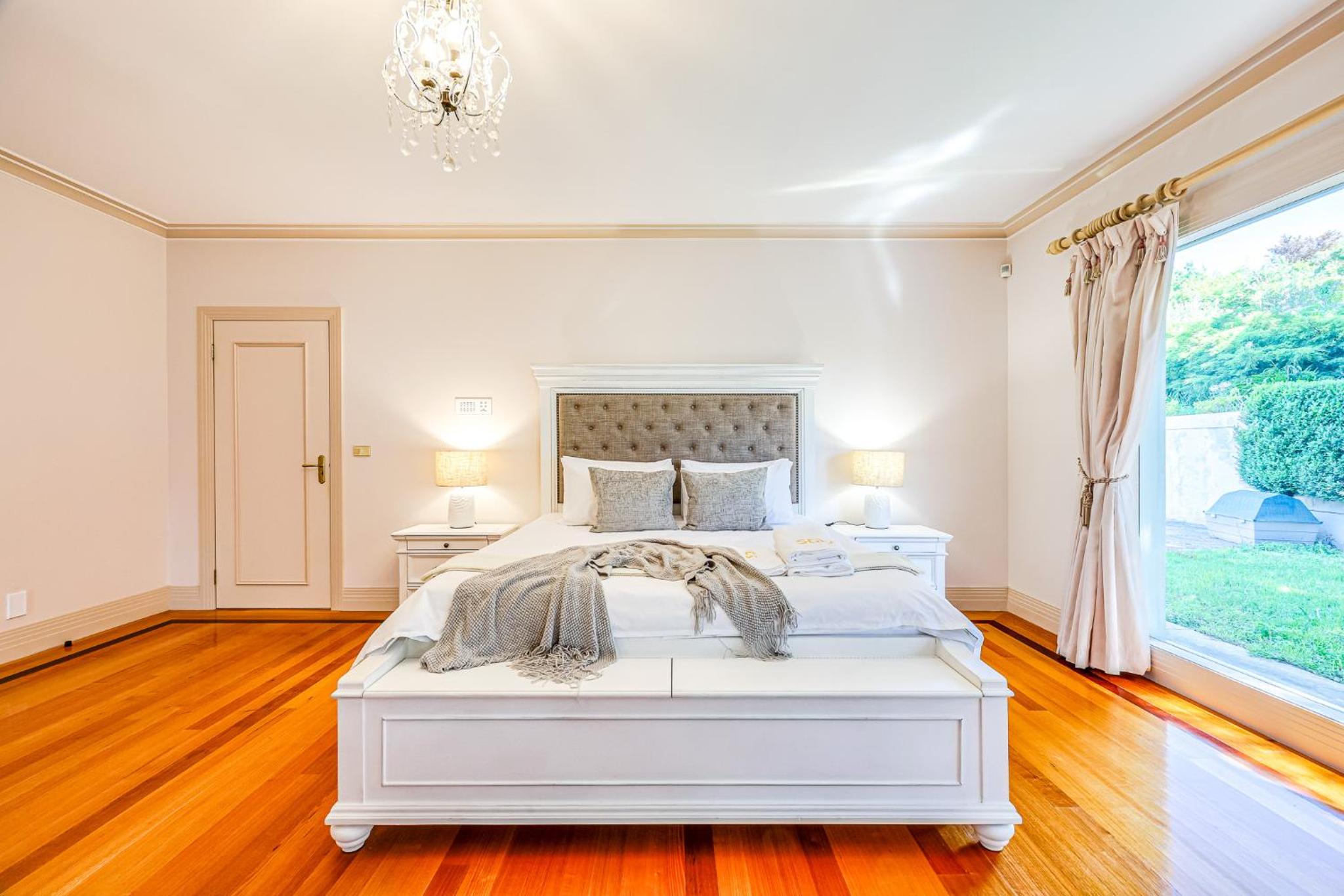StayAU Expansive 7BR Villa Scenic Warrandyte