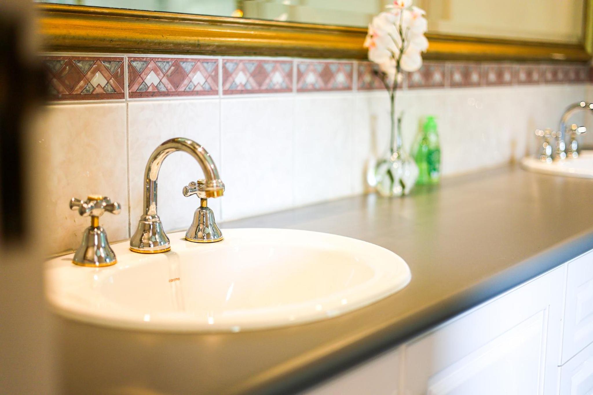 StayAU Expansive 7BR Villa Scenic Warrandyte