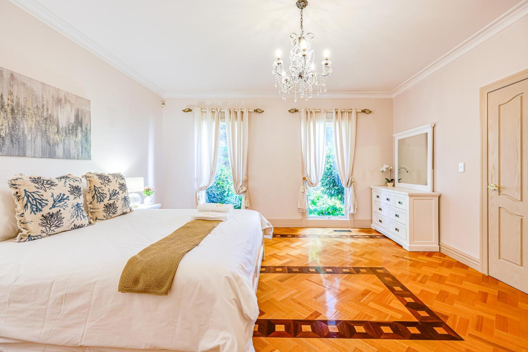 StayAU Expansive 7BR Villa Scenic Warrandyte