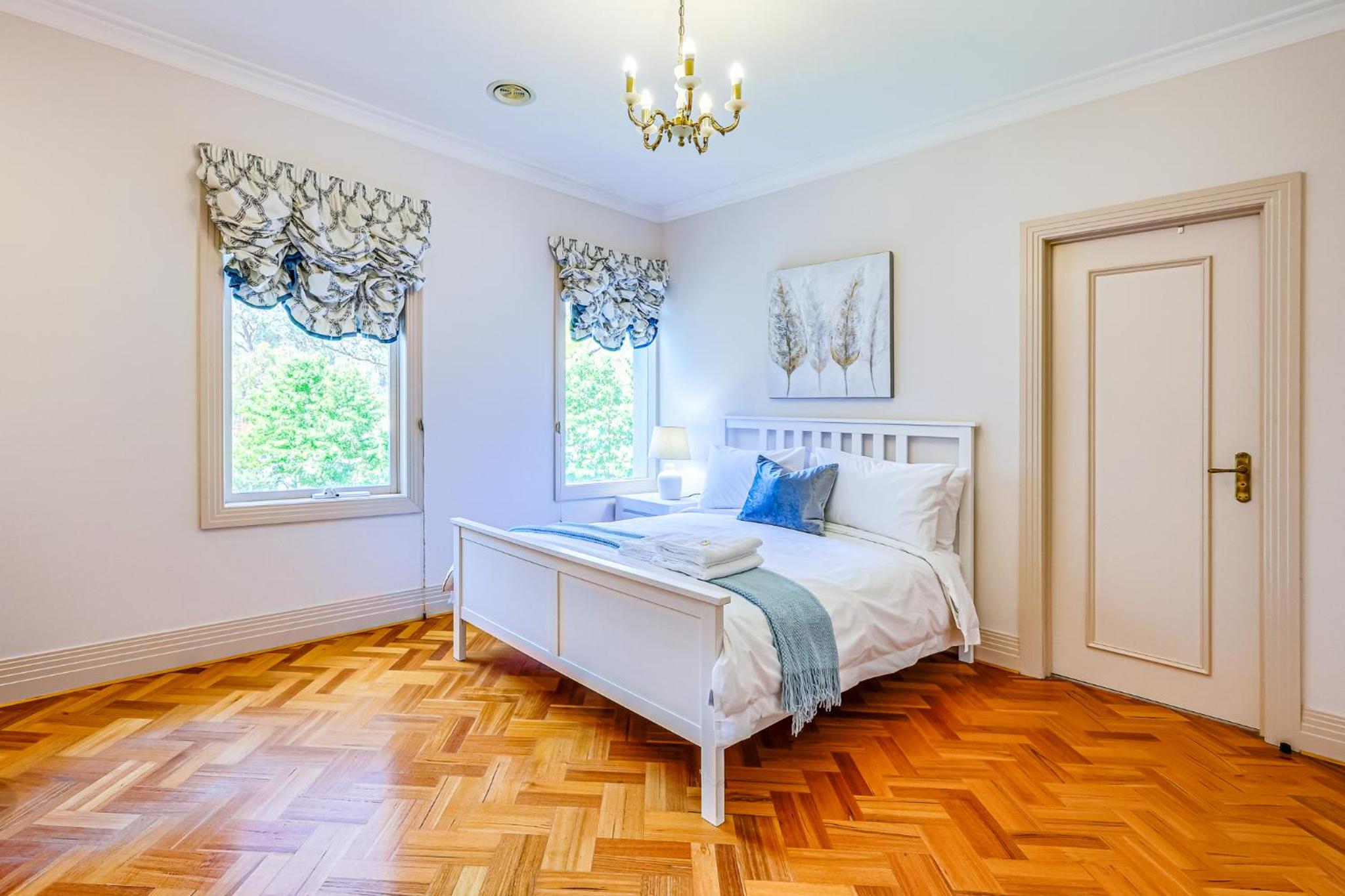StayAU Expansive 7BR Villa Scenic Warrandyte