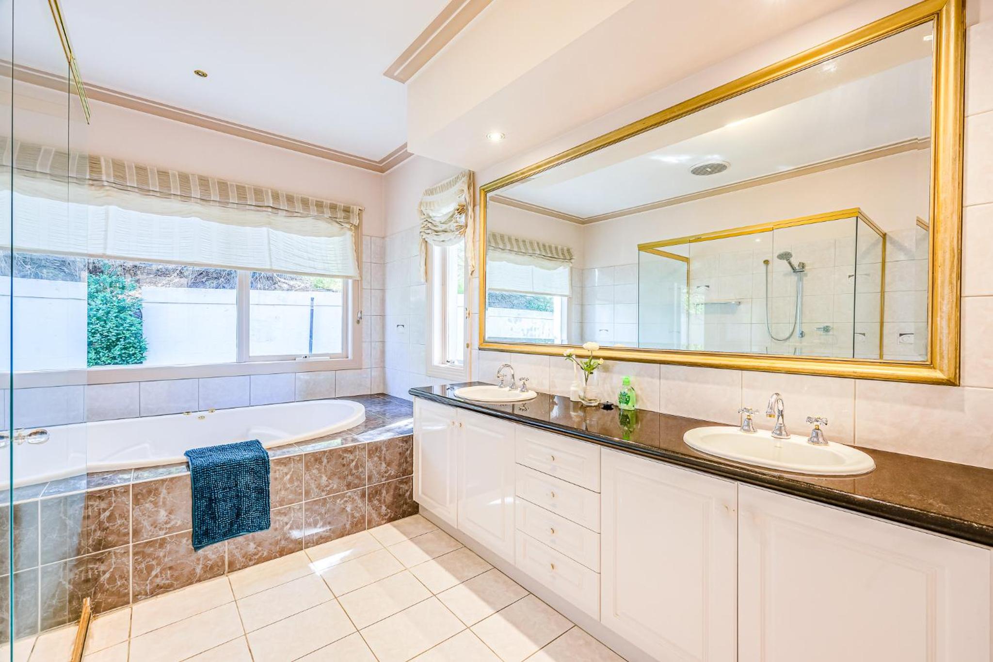StayAU Expansive 7BR Villa Scenic Warrandyte
