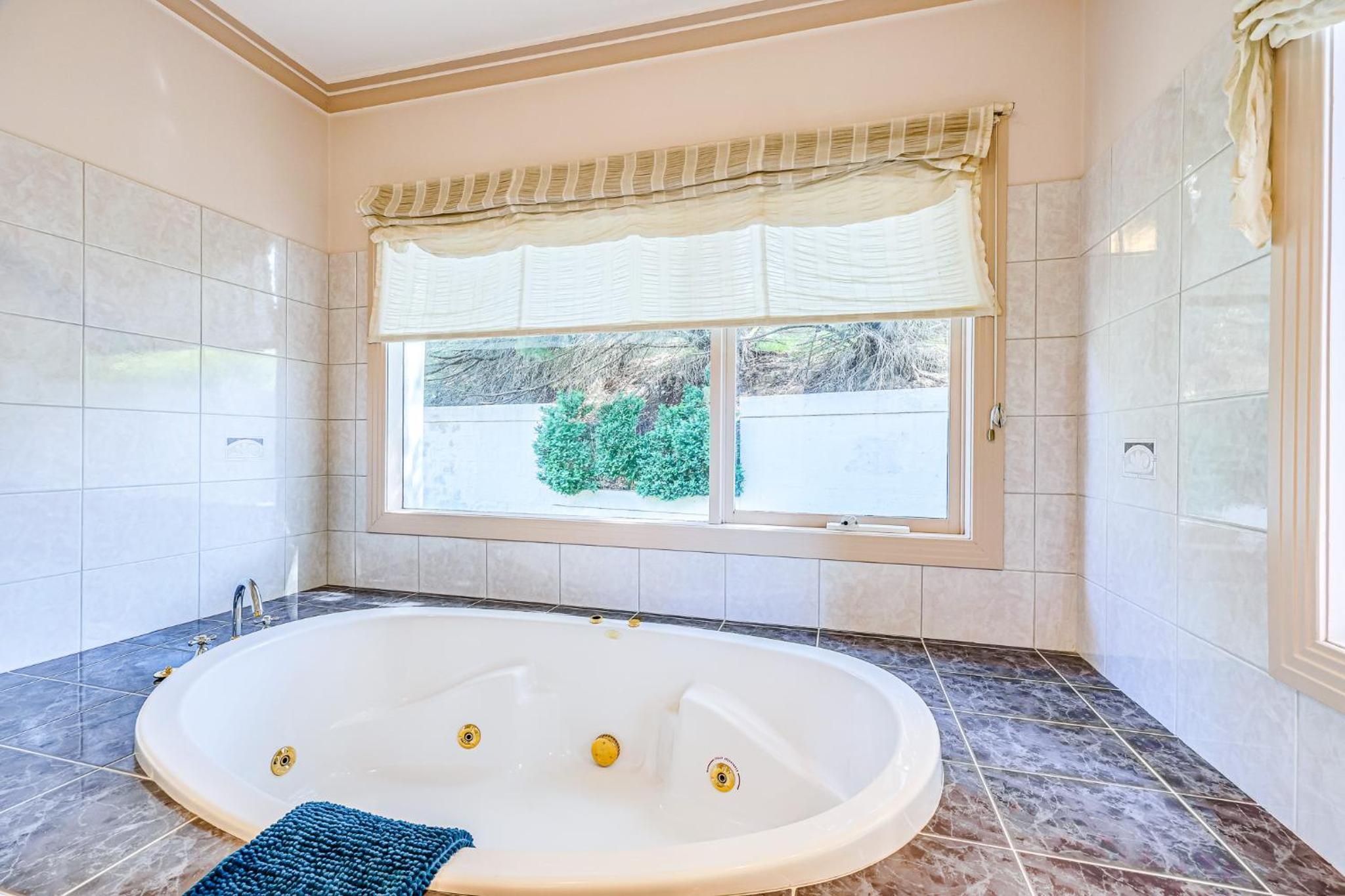 StayAU Expansive 7BR Villa Scenic Warrandyte