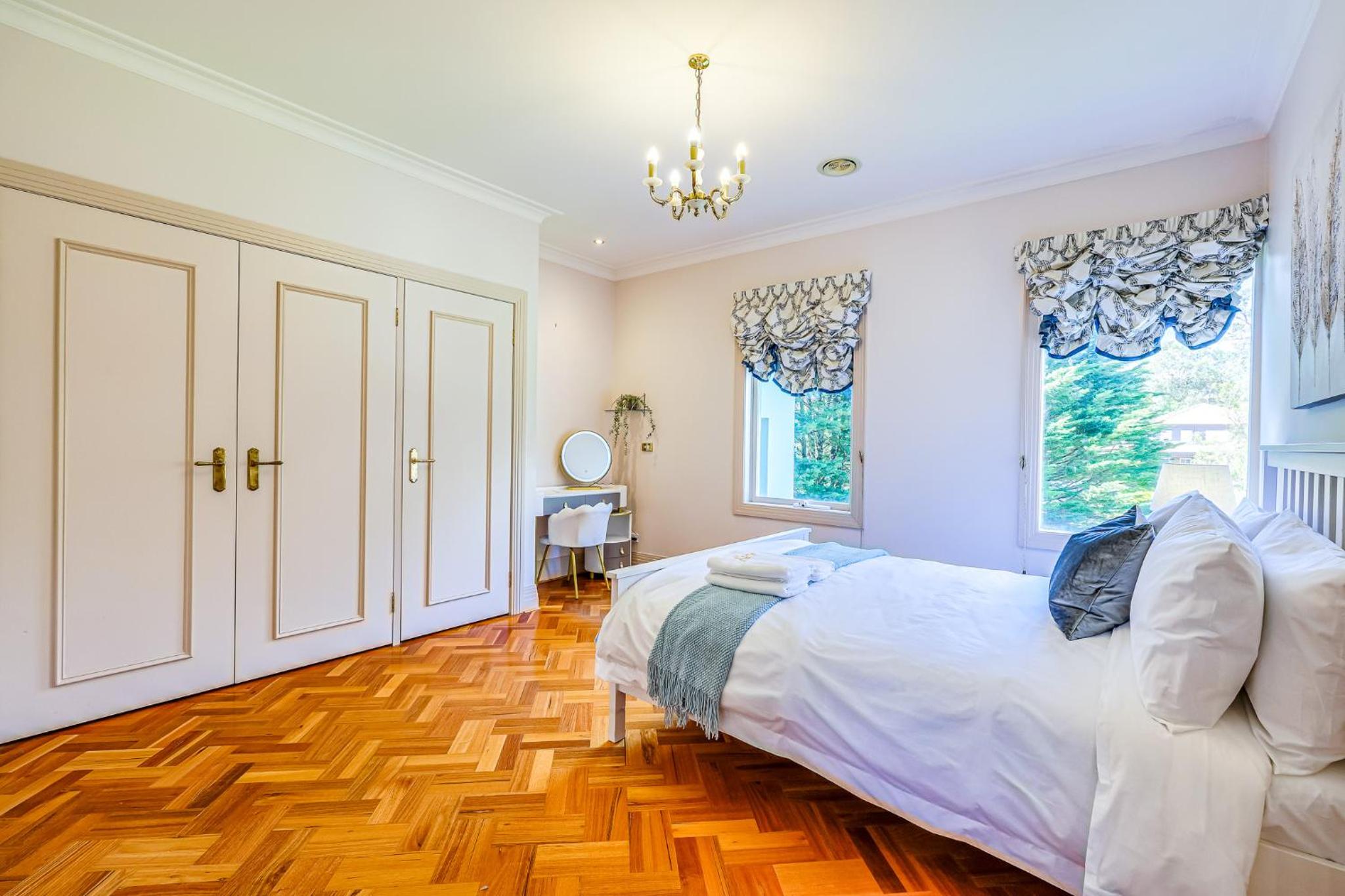 StayAU Expansive 7BR Villa Scenic Warrandyte