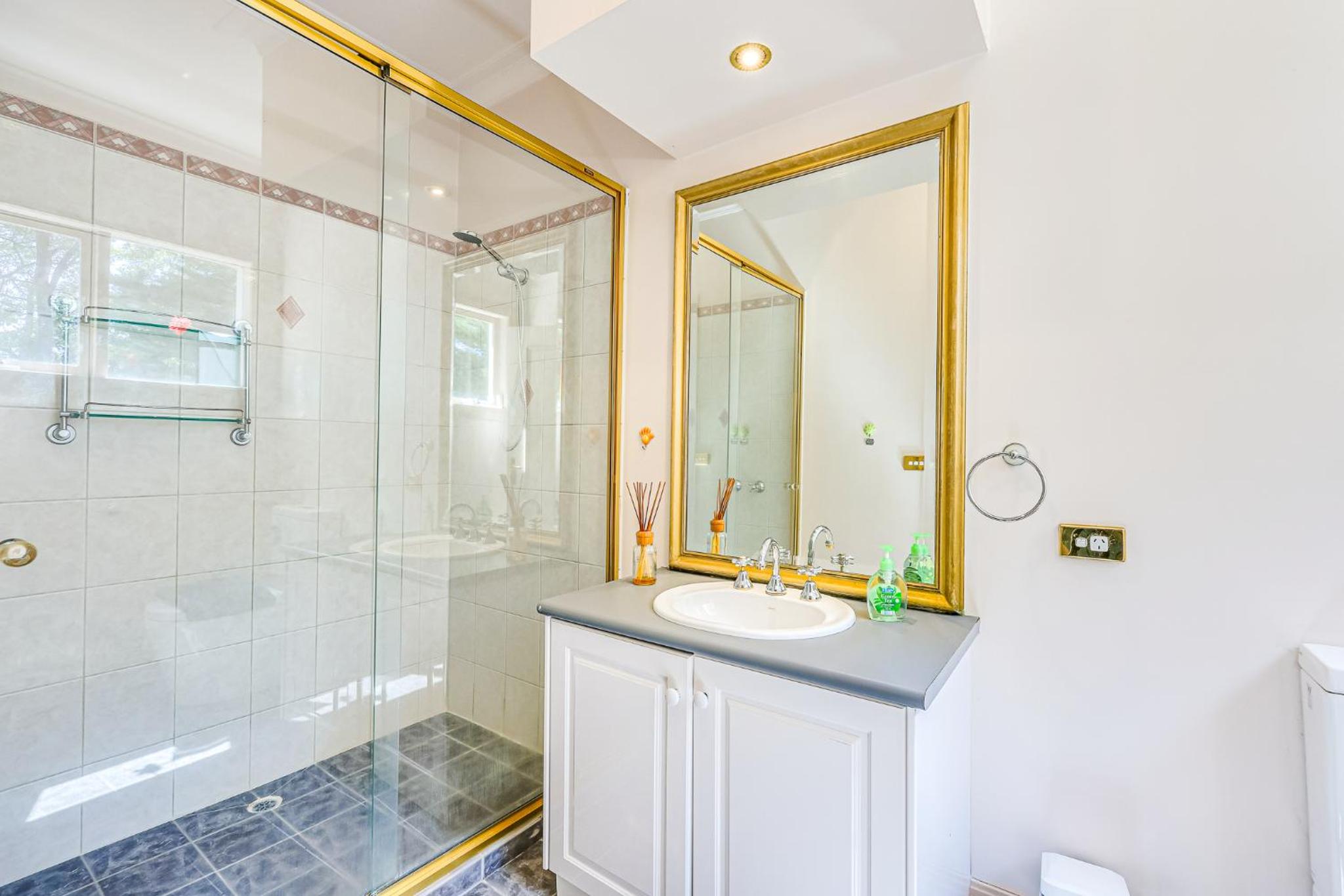 StayAU Expansive 7BR Villa Scenic Warrandyte