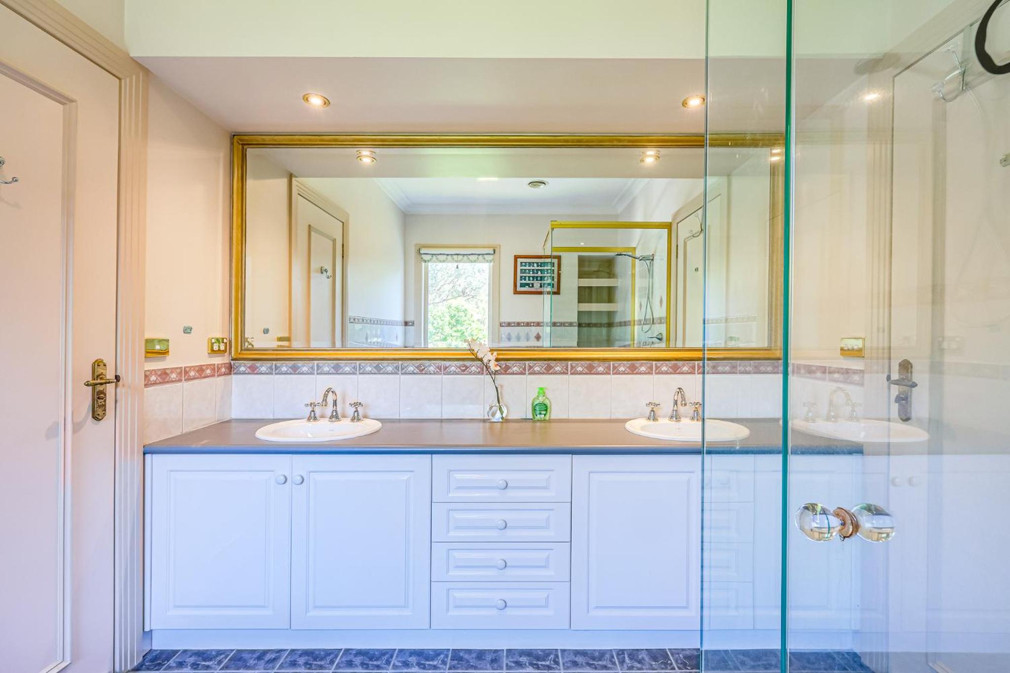 StayAU Expansive 7BR Villa Scenic Warrandyte