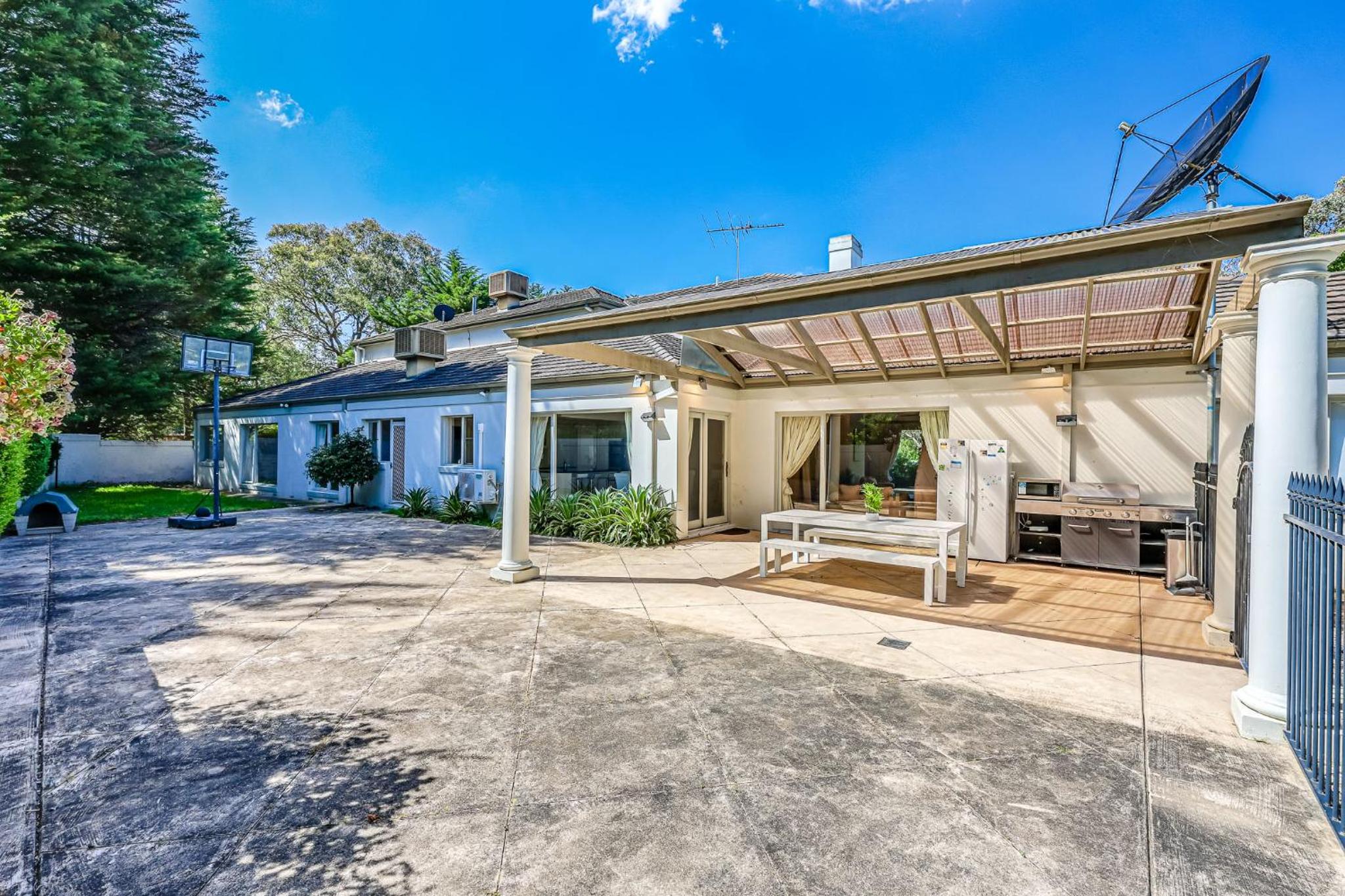 StayAU Expansive 7BR Villa Scenic Warrandyte