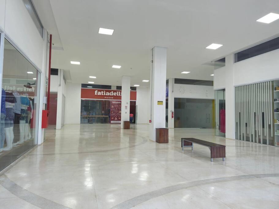 Apto com Ar Condicionado em Avenida Comercial