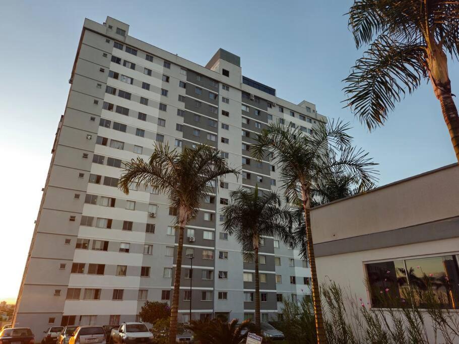 Apto com Ar Condicionado em Avenida Comercial
