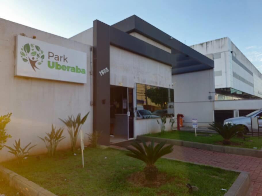 Apto com Ar Condicionado em Avenida Comercial