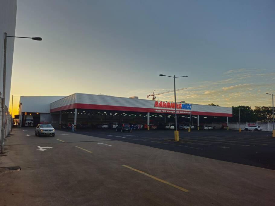 Apto com Ar Condicionado em Avenida Comercial