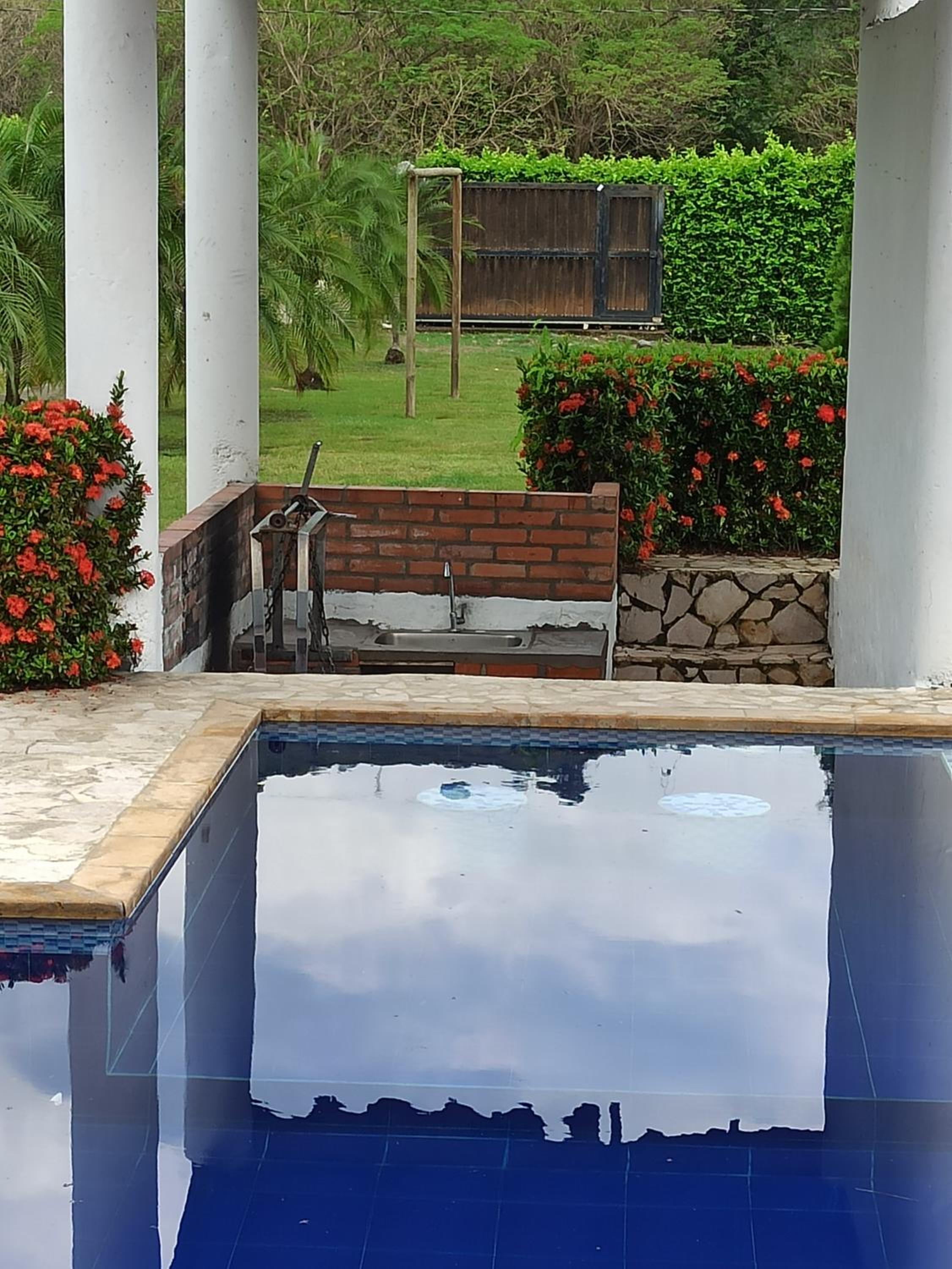 Piscina-jacuzzi-calma-comodidad-Villa Old Havana
