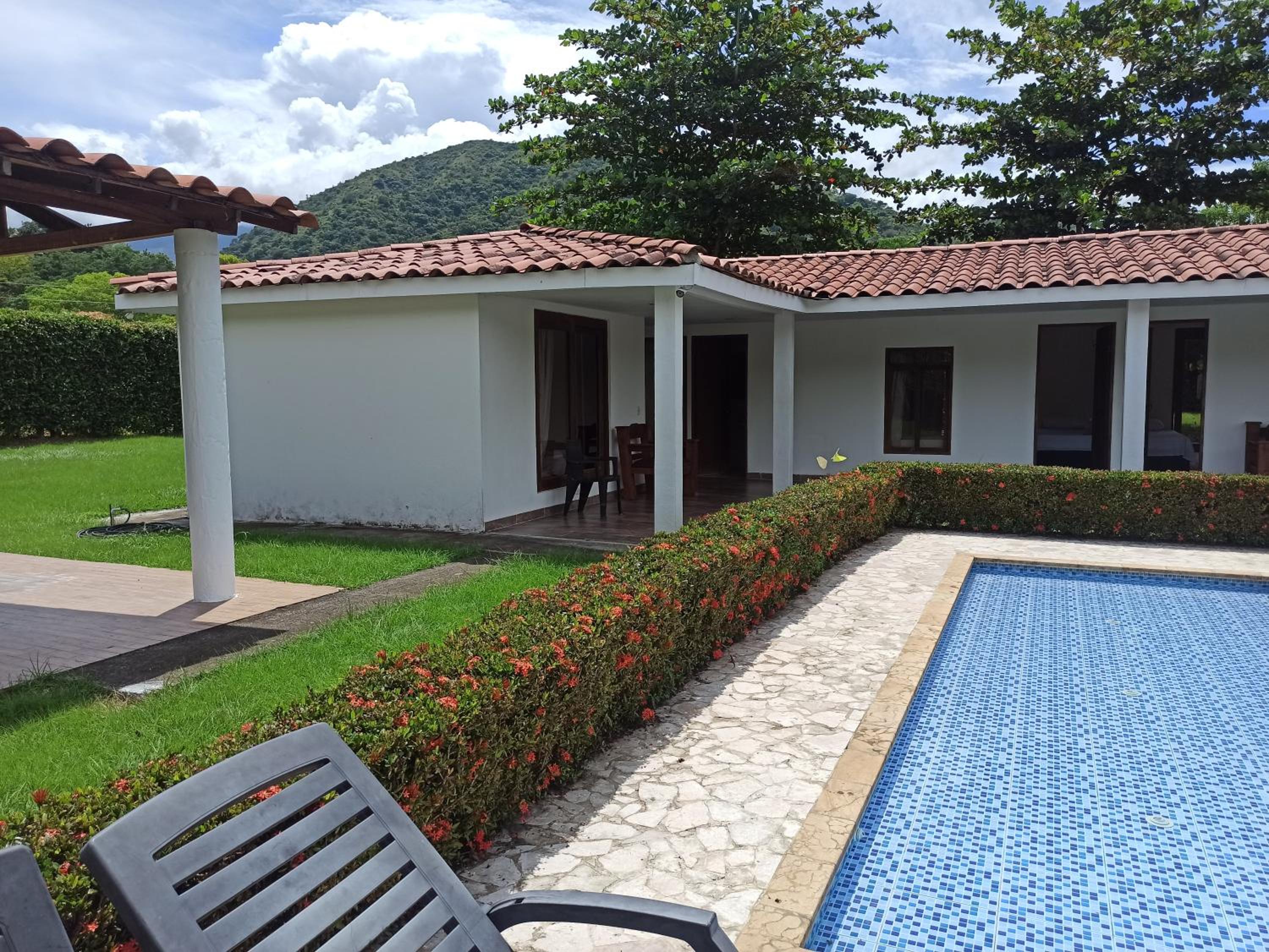 Piscina-jacuzzi-calma-comodidad-Villa Old Havana