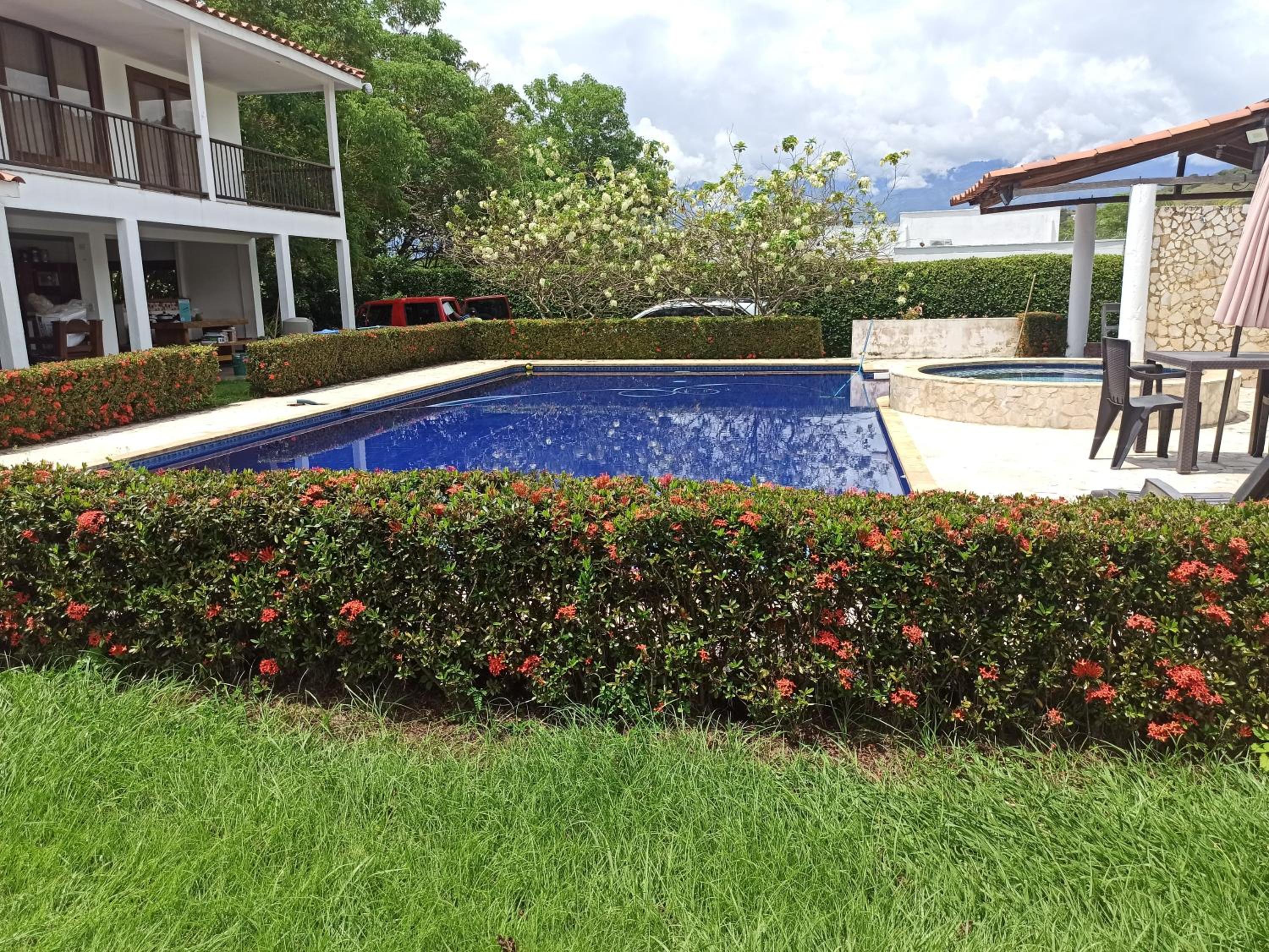 Piscina-jacuzzi-calma-comodidad-Villa Old Havana