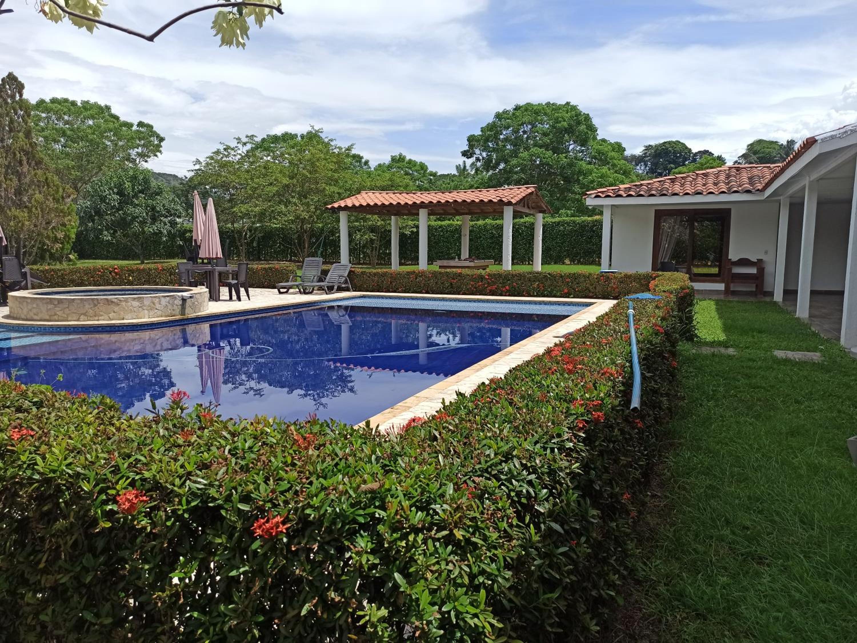 Piscina-jacuzzi-calma-comodidad-Villa Old Havana