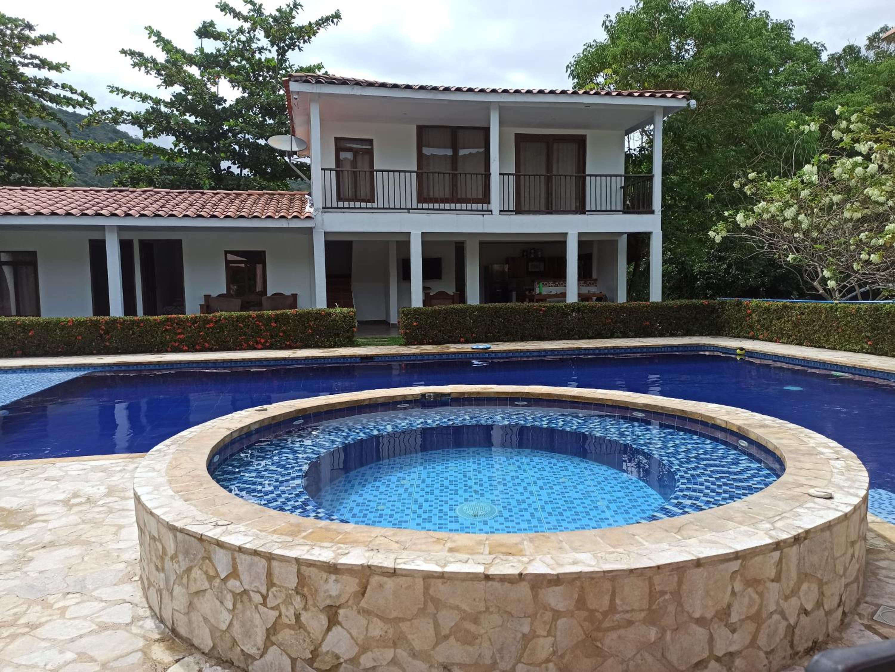 Piscina-jacuzzi-calma-comodidad-Villa Old Havana