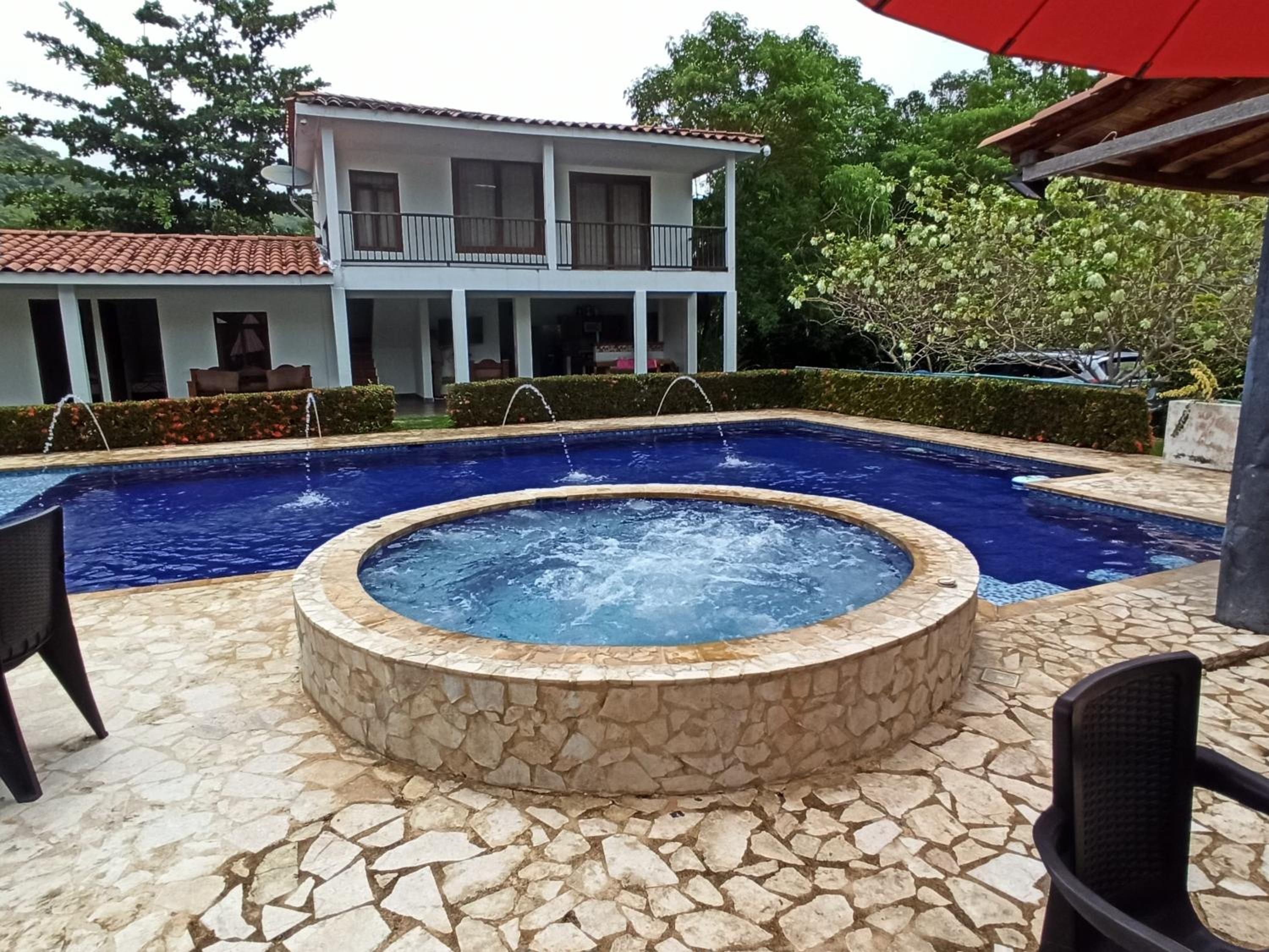 Piscina-jacuzzi-calma-comodidad-Villa Old Havana