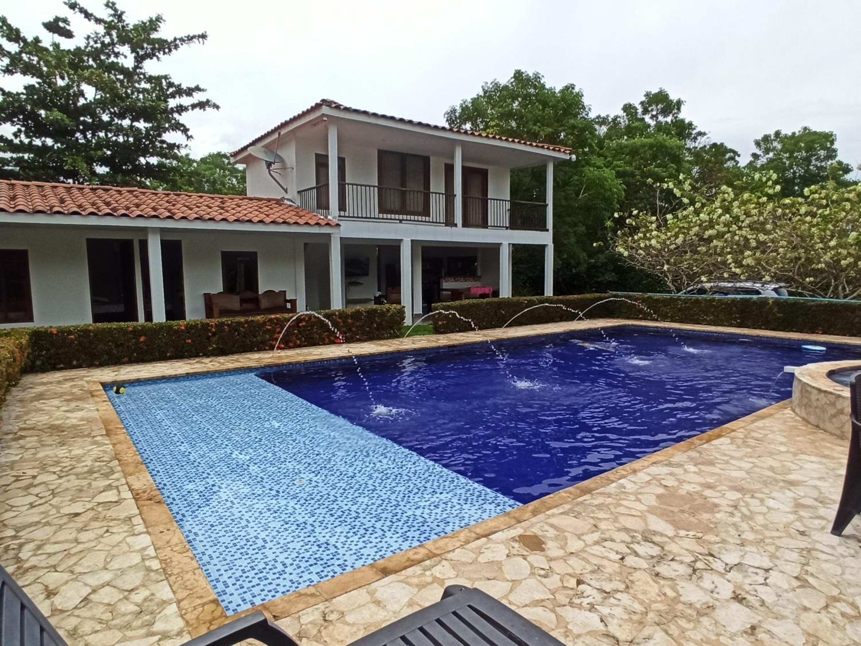 Piscina-jacuzzi-calma-comodidad-Villa Old Havana