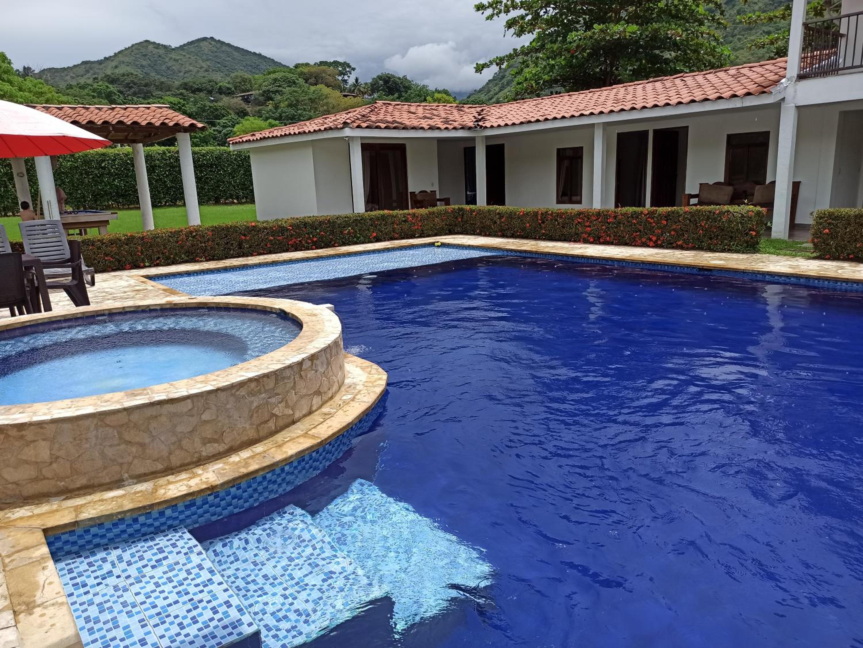 Piscina-jacuzzi-calma-comodidad-Villa Old Havana