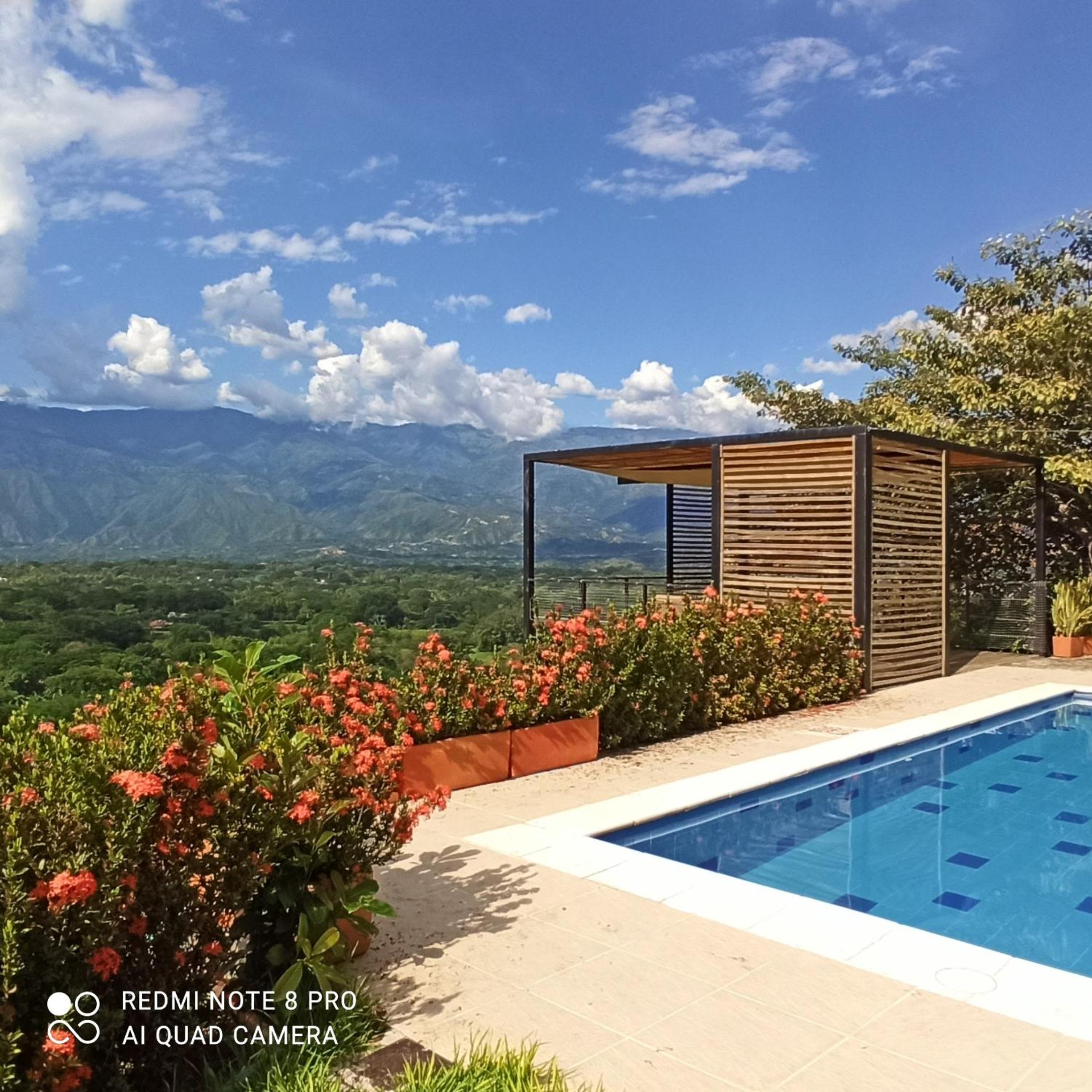 Piscina-gran vista-clima cálido y pueblo histórico