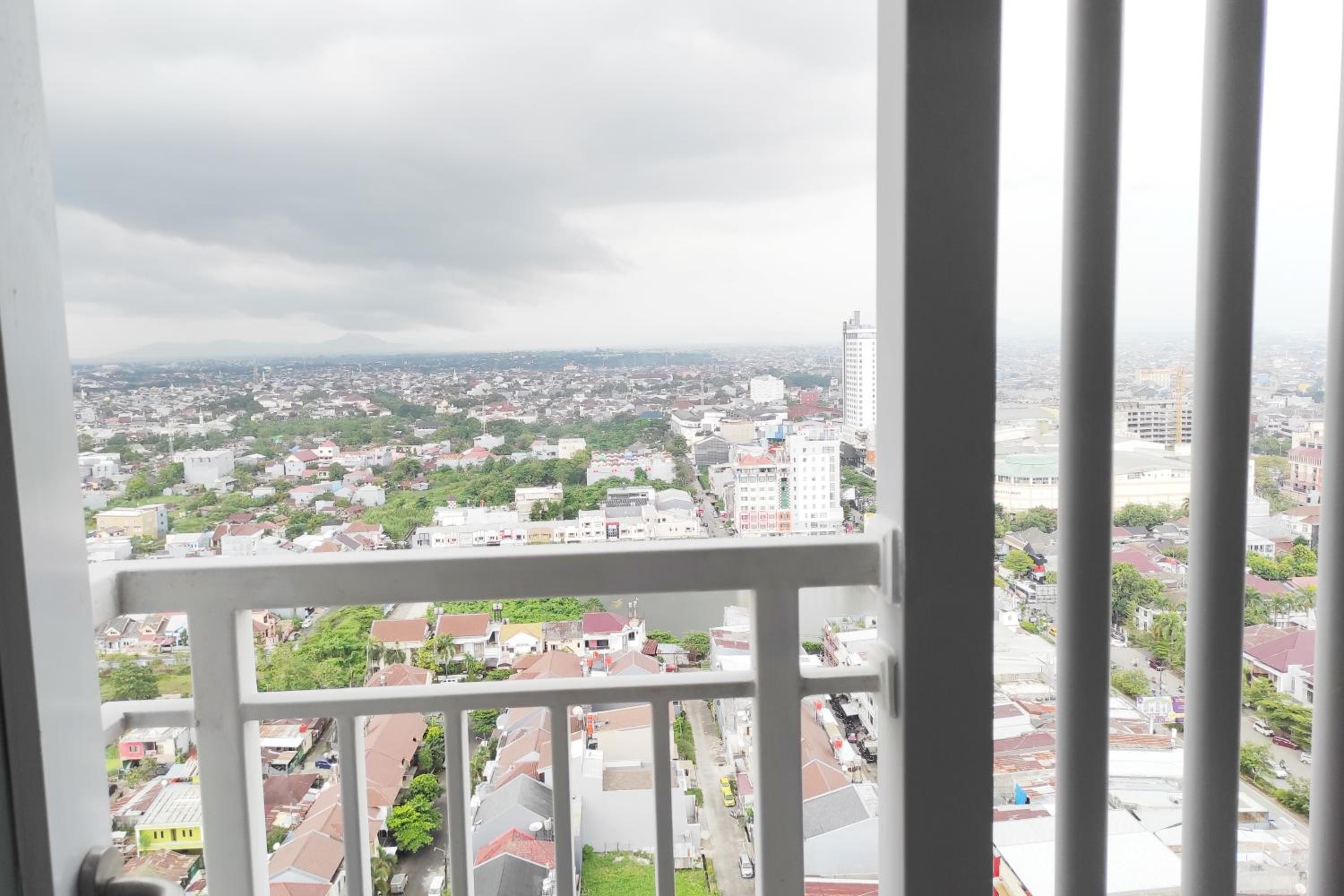 Tranquil Studio Apartment at Vida View Makassar By Travelio